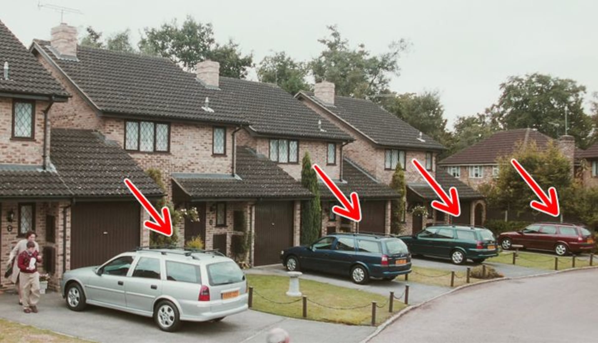 V prvním díle můžete vidět, jak mají Dursleyovi a jejich sousedi stejná auta. To jen dokazuje, jak normálně se snažili vypadat