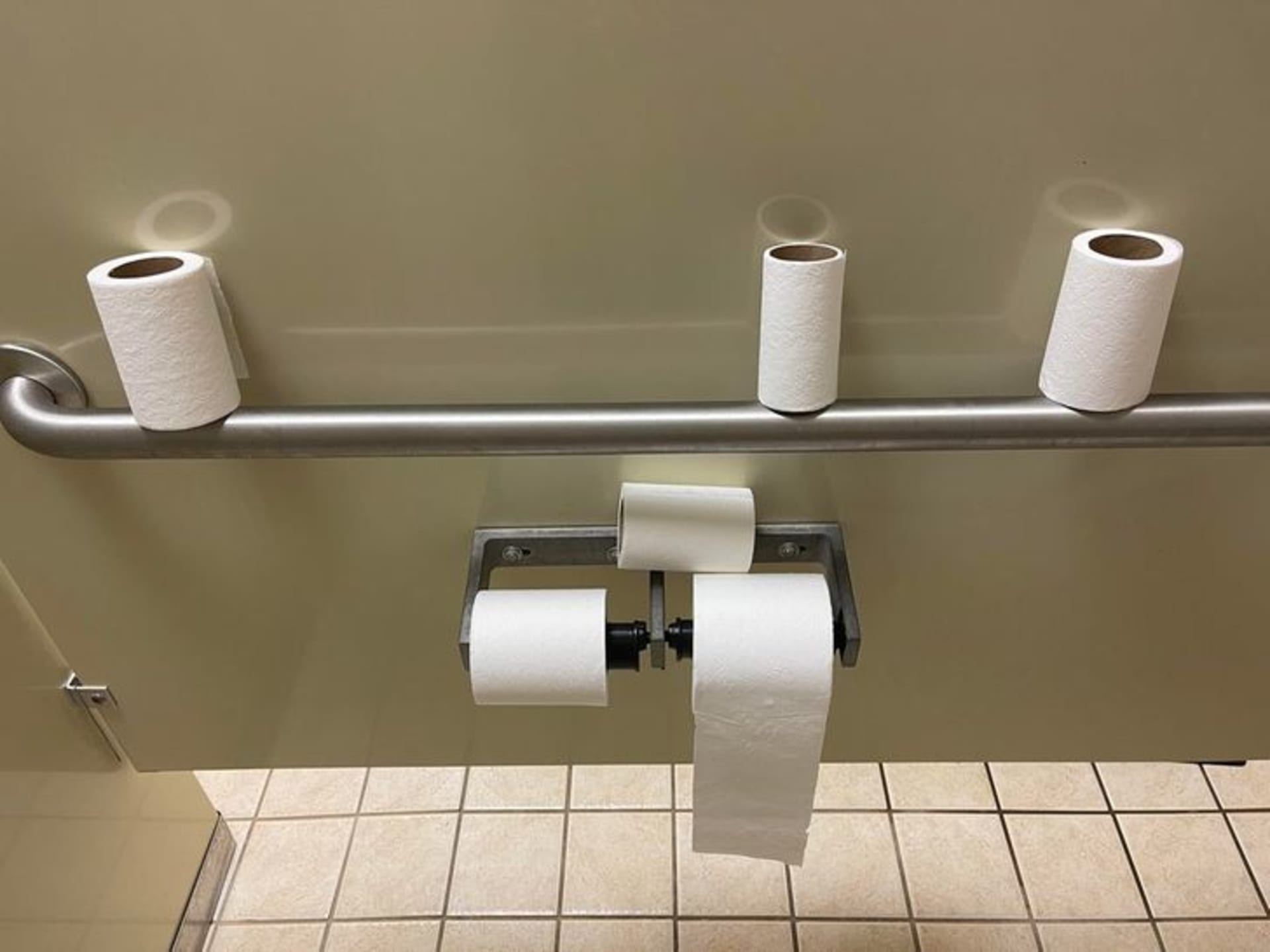 Jedna rulička toaleťáku evidentně nestačí.