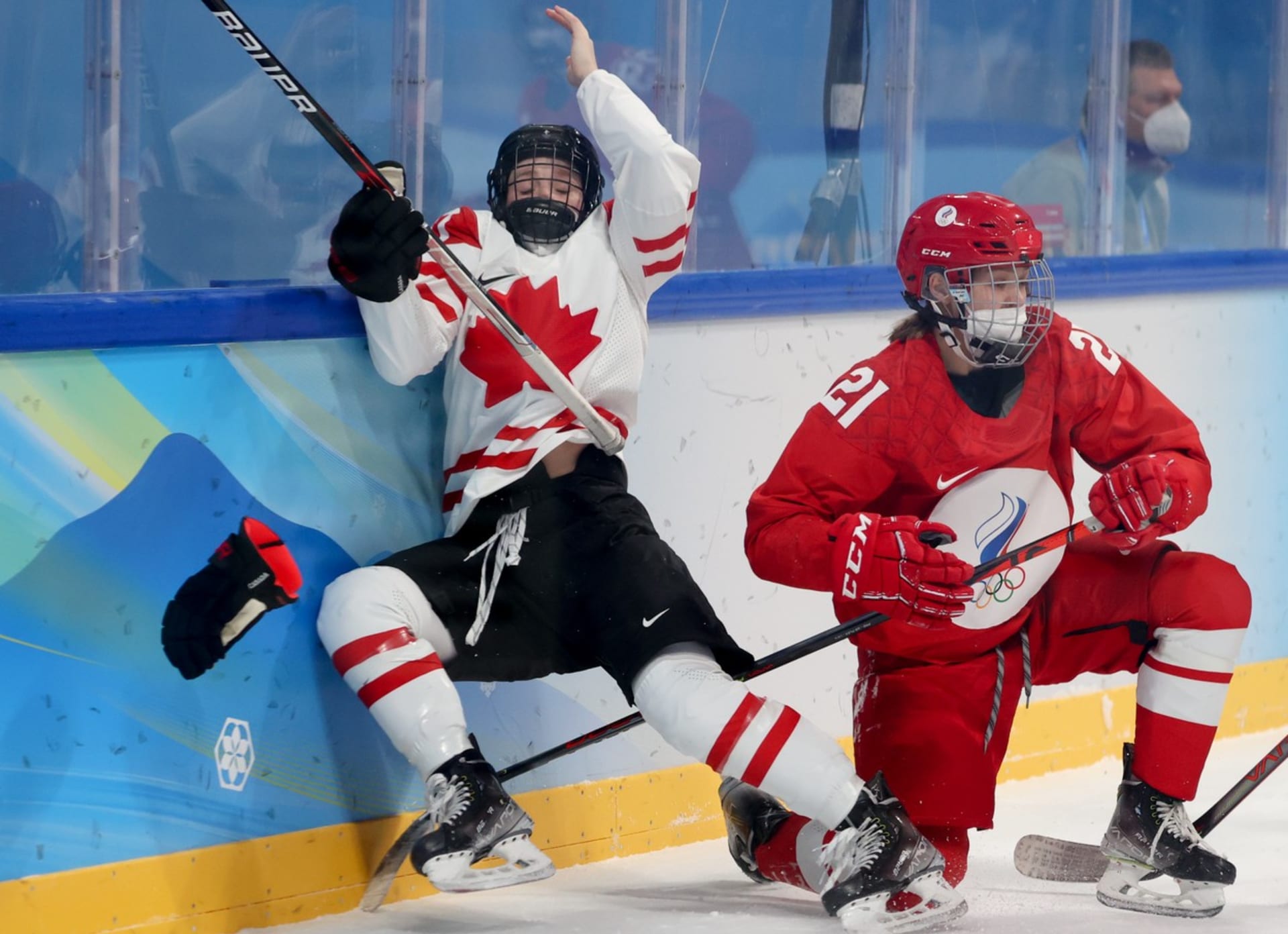 Hokejistky Kanady a Ruska musely hrát zápas v respirátorech.