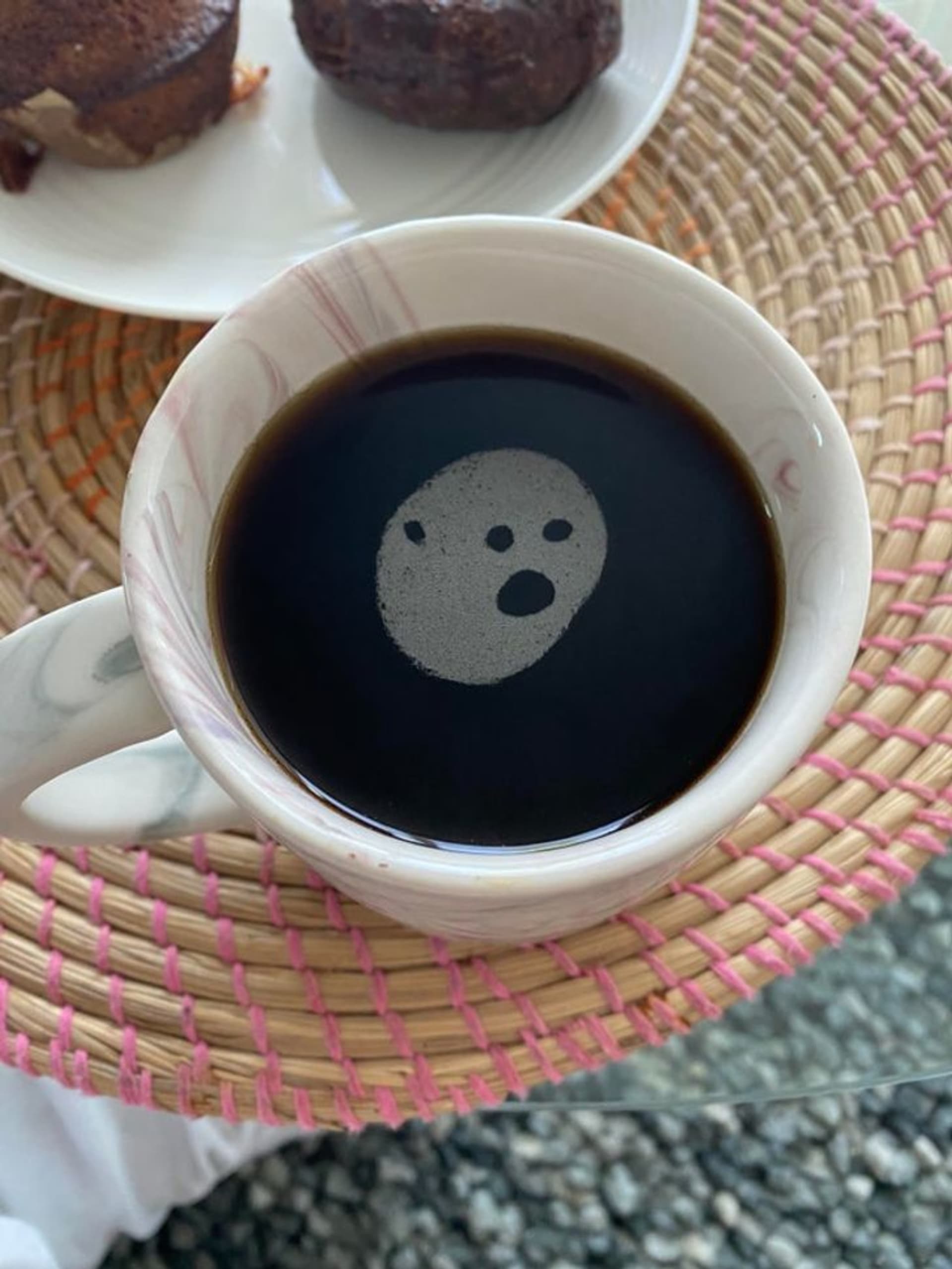 V kávě je duch!