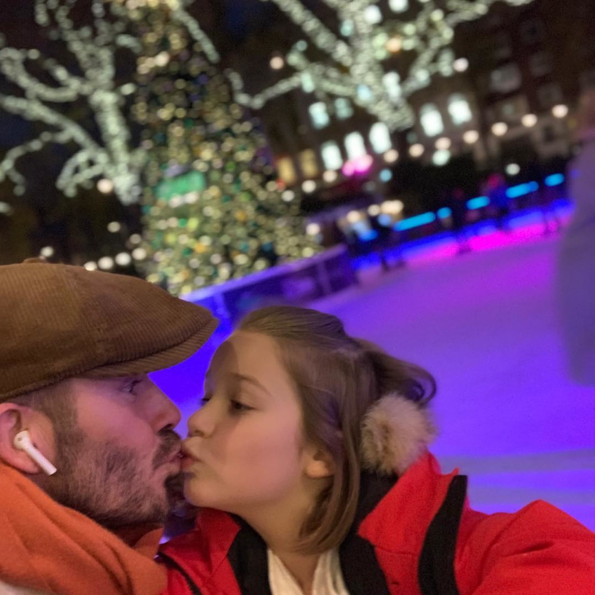 David Beckham líbá svou dceru na rty