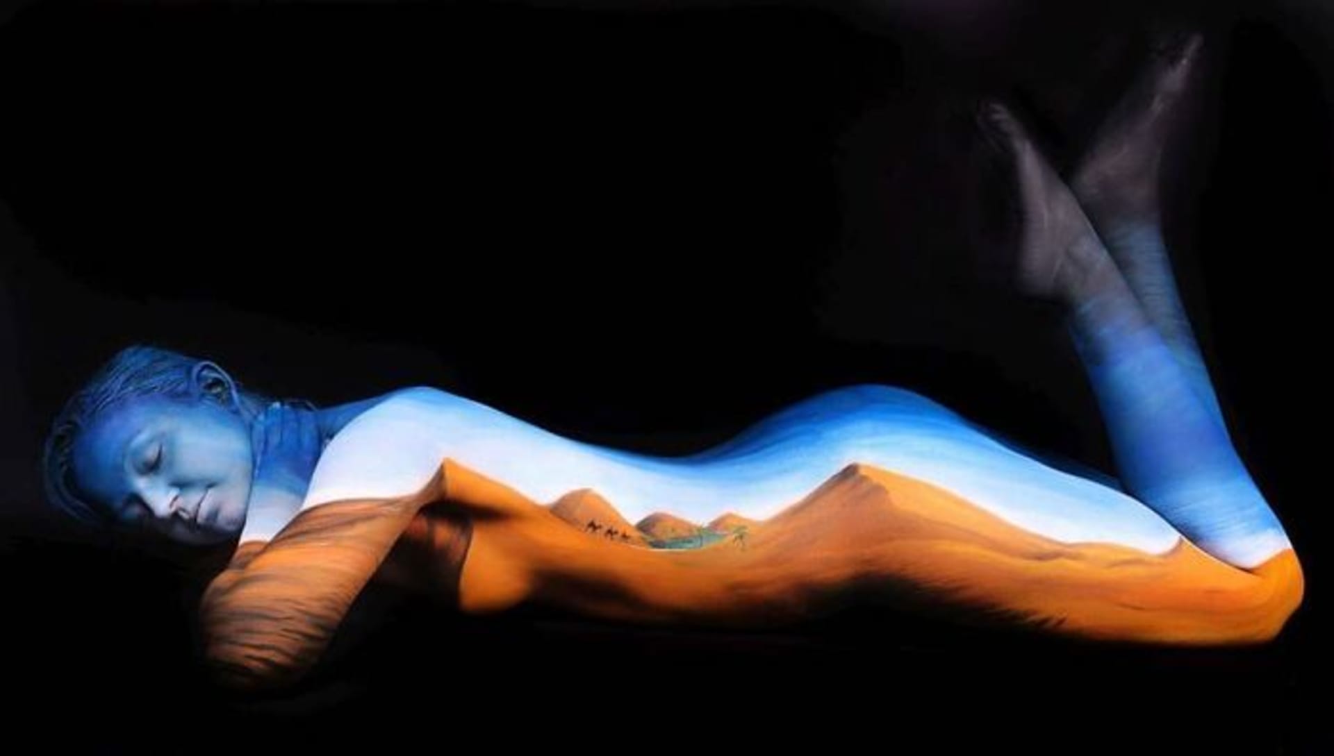 Umělkyně vytváří neotřelé optické iluze na svém těle 20