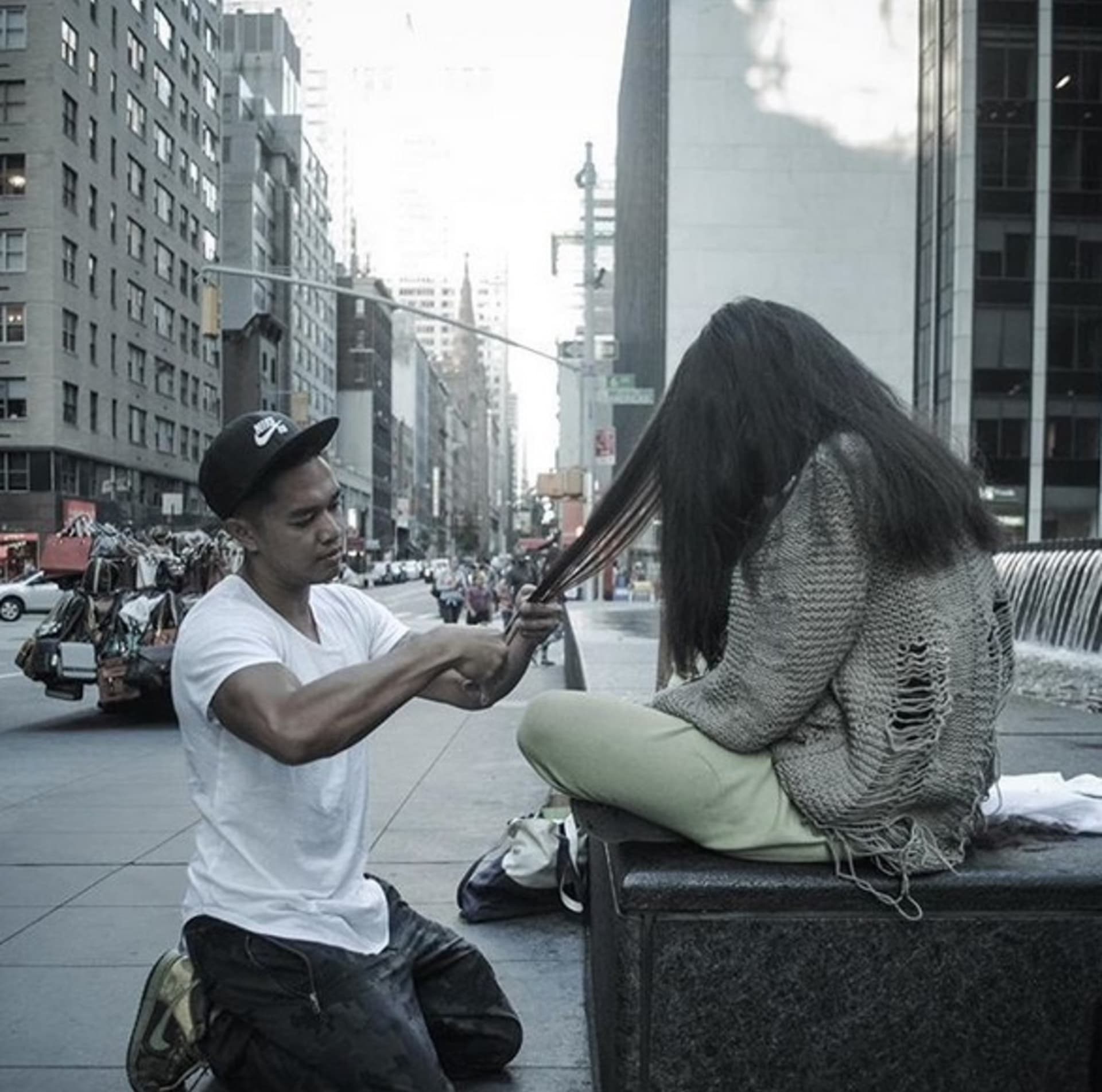 Holič, který v New Yorku stříhá vlasy bezdomovcům.