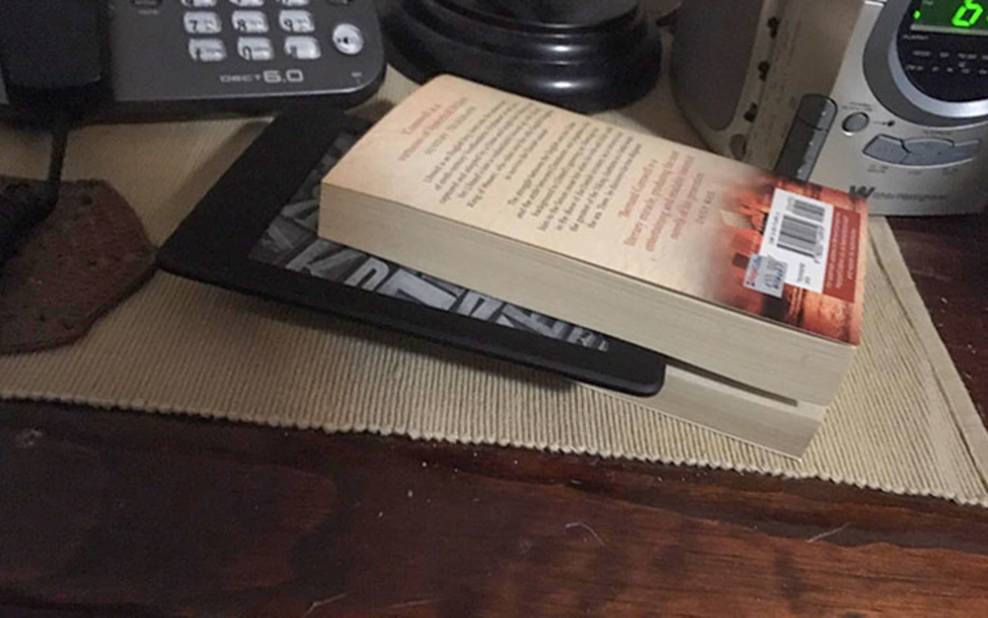 Táta používá čtečku e-knih jako záložku