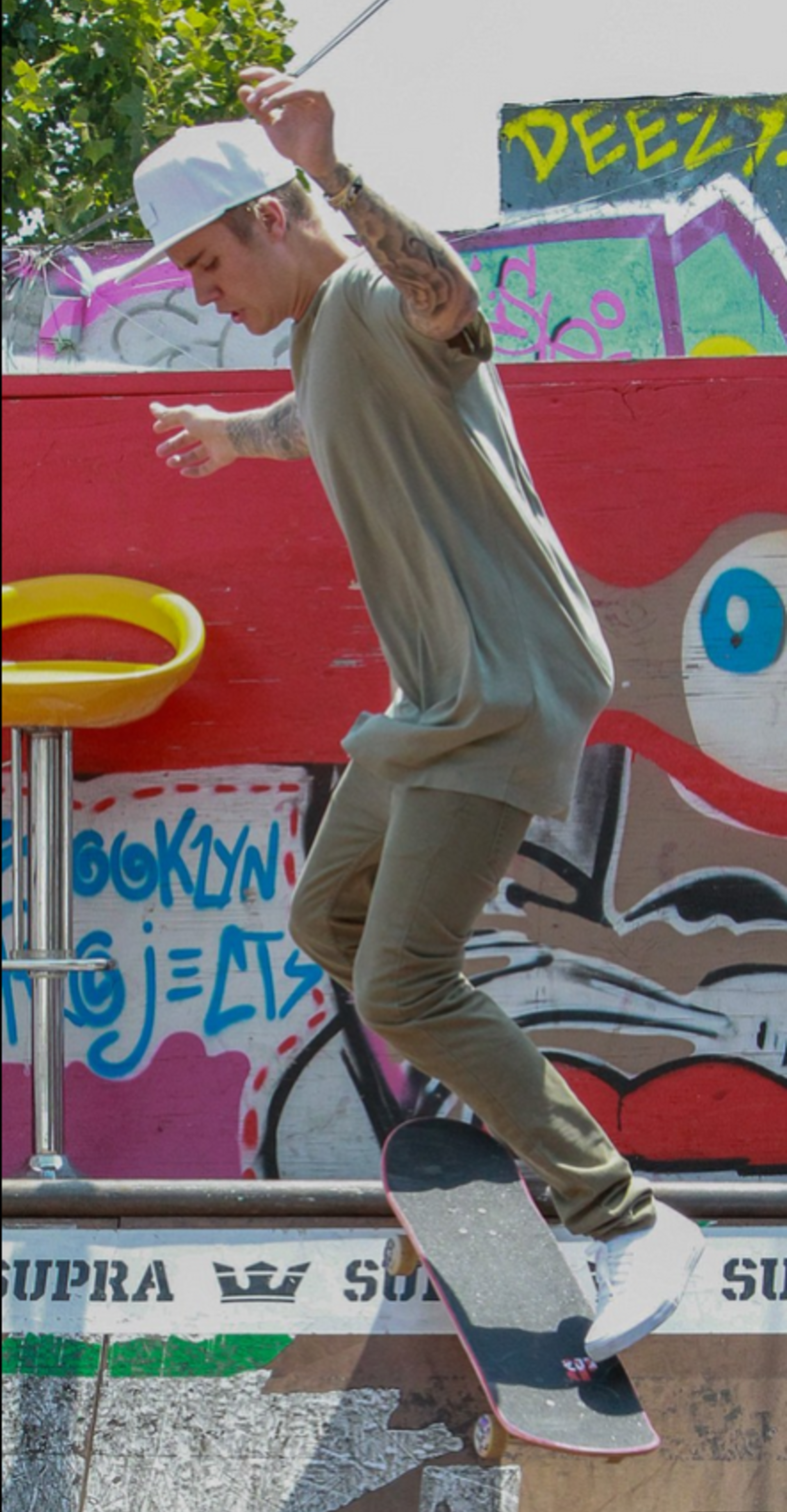 Justin na skejtu.