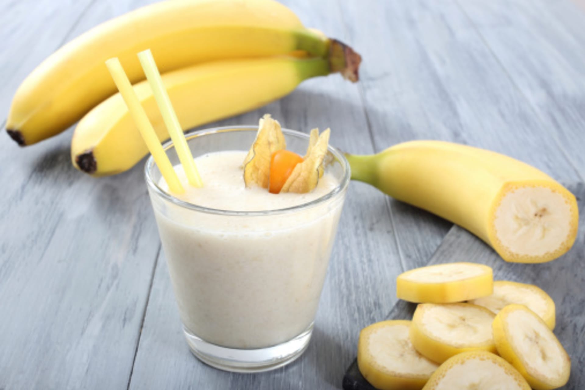 Můžete zkusit i koktejl pro dobré spaní - rozmixujte půlku banánu se sklenkou mléka, lžičkou medu a několika mandlemi