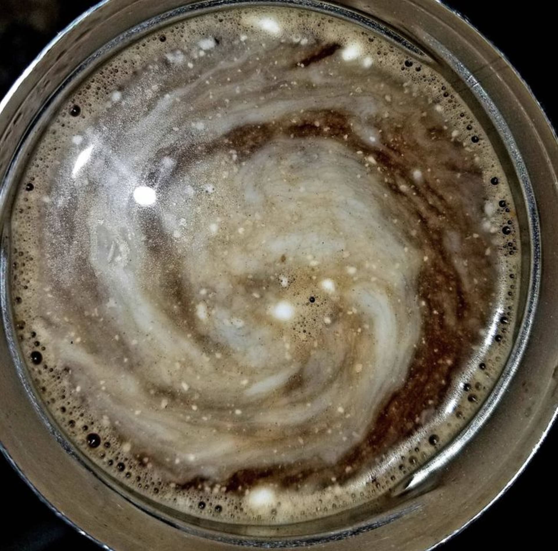 Kafe, které vypadá jako pohled do vesmíru.