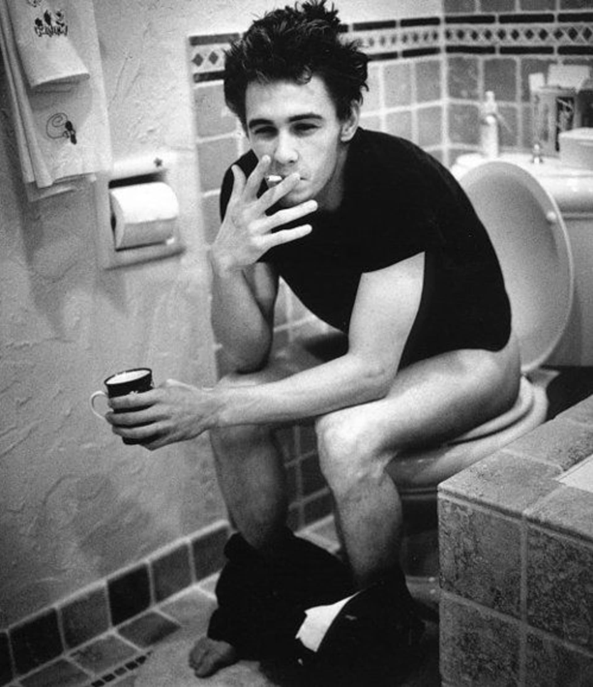 James Franco si dá na záchodě rád cigaretku.