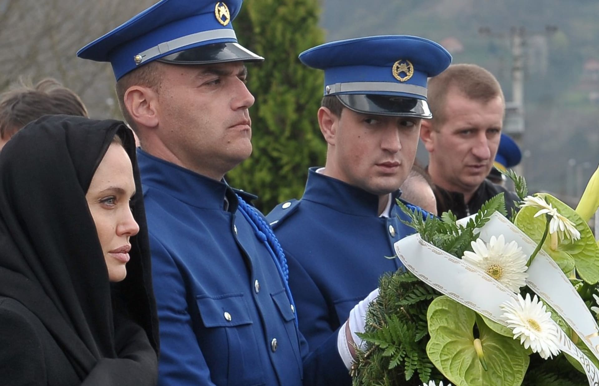 Herečka Angelina Jolie zavítala do Sarajeva, aby se zúčastnila konference na téma sexuálního násilí během války. Zajela kromě jiného k památníku obětem srebrenického masakru.