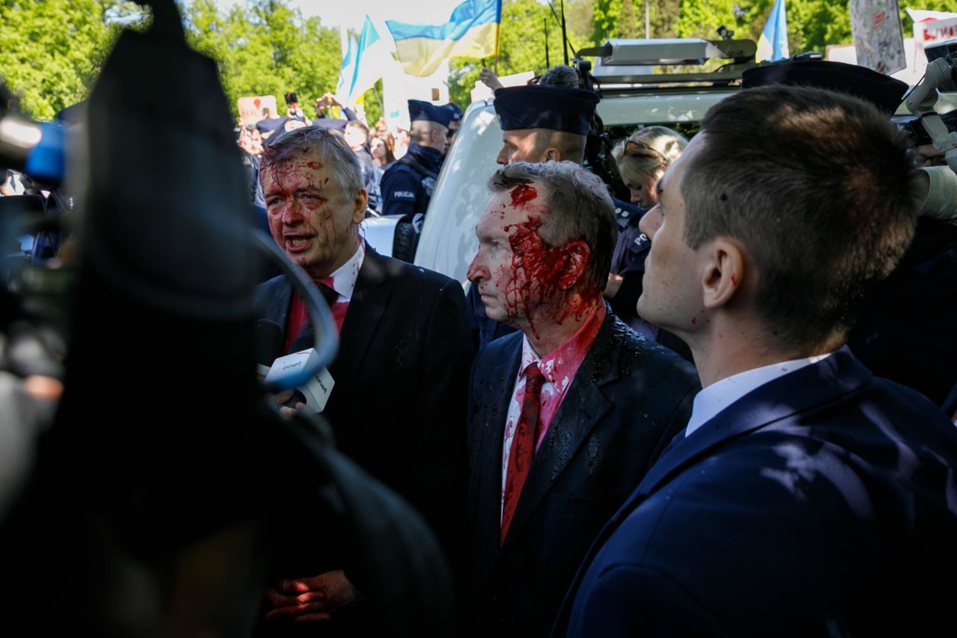 Takhle vítal dav ruského diplomata na hřbitově ve Varšavě