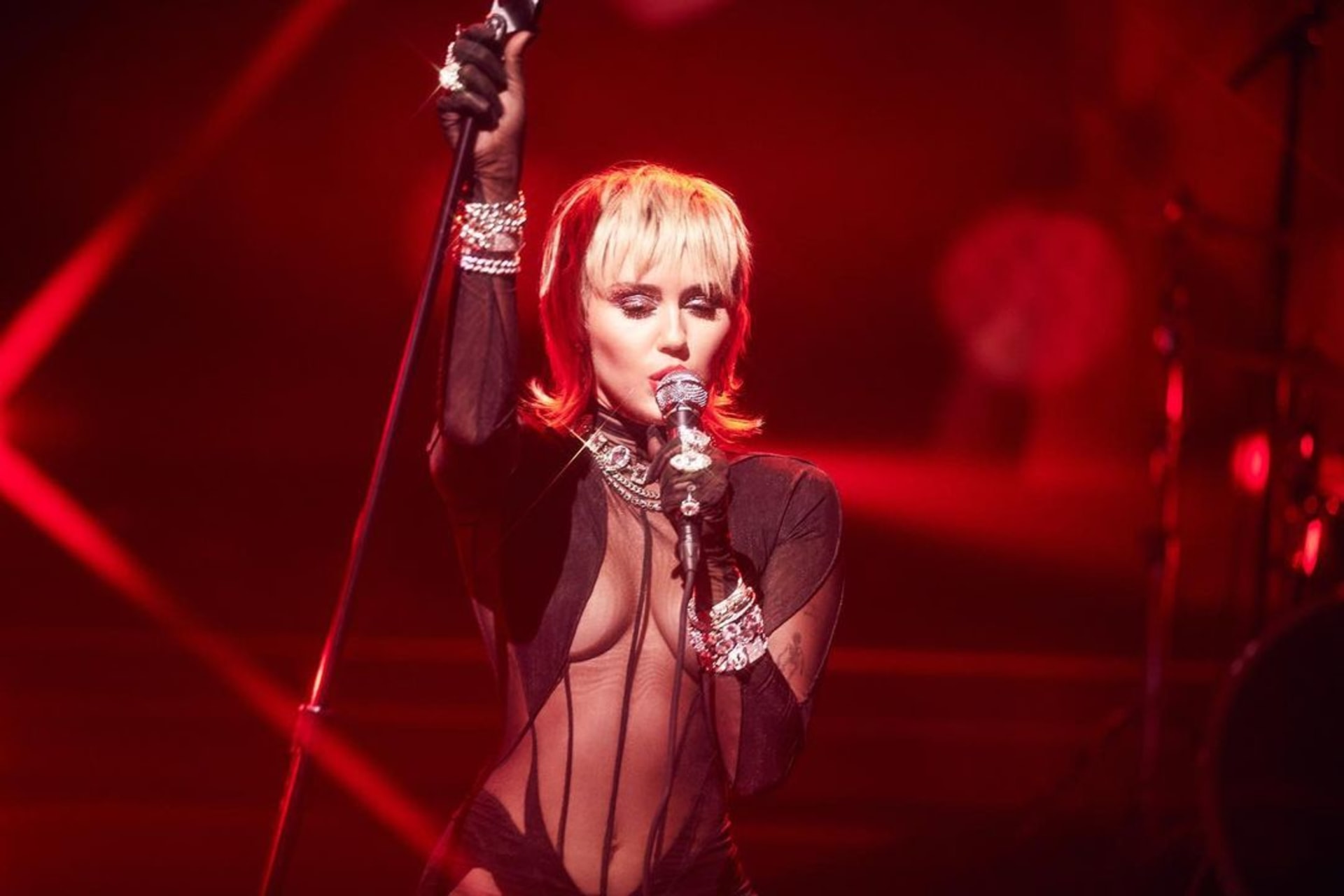 Zpěvačka Miley Cyrus se nahoty nebojí