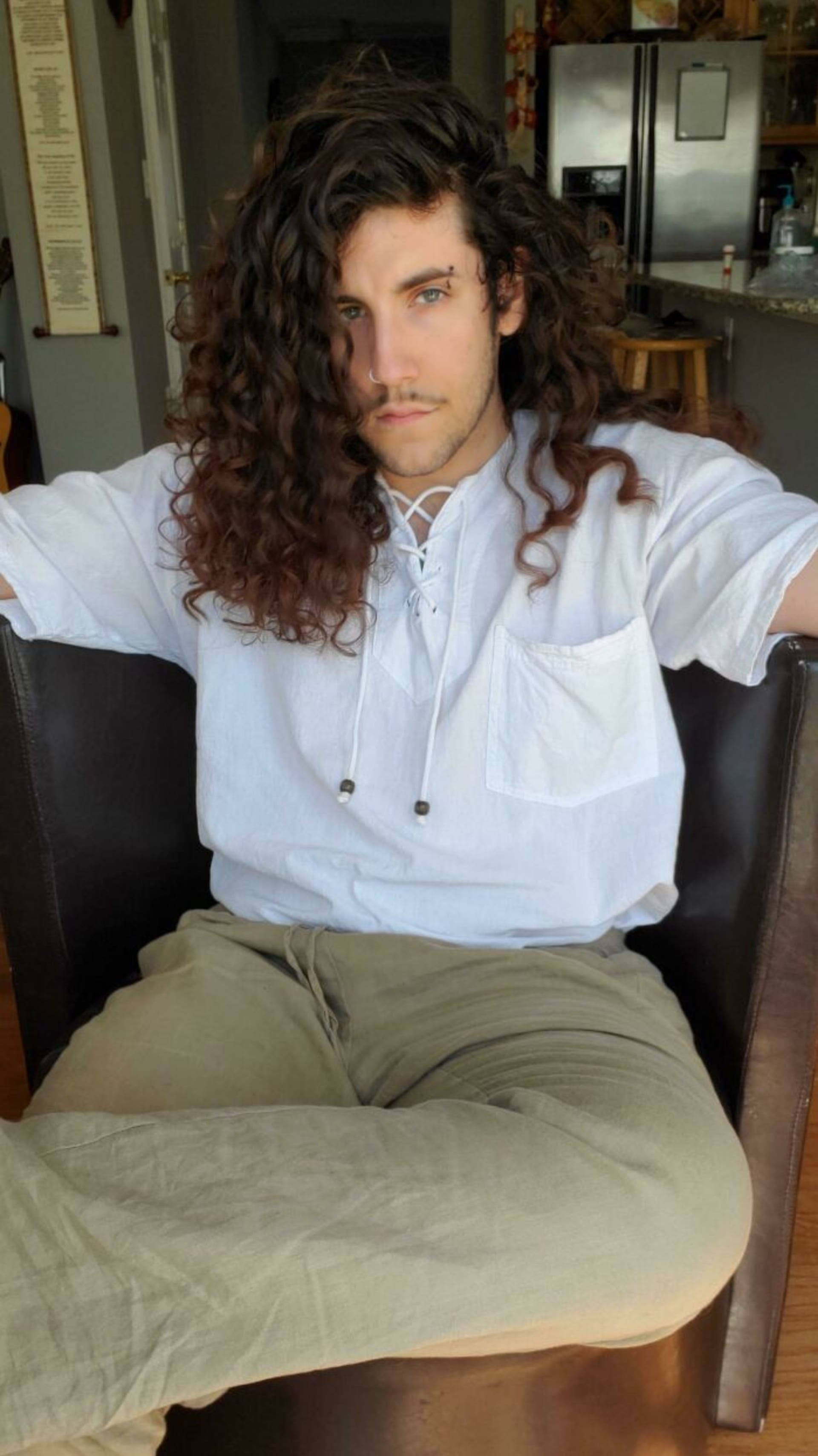 Sexy muži s dlouhými vlasy.