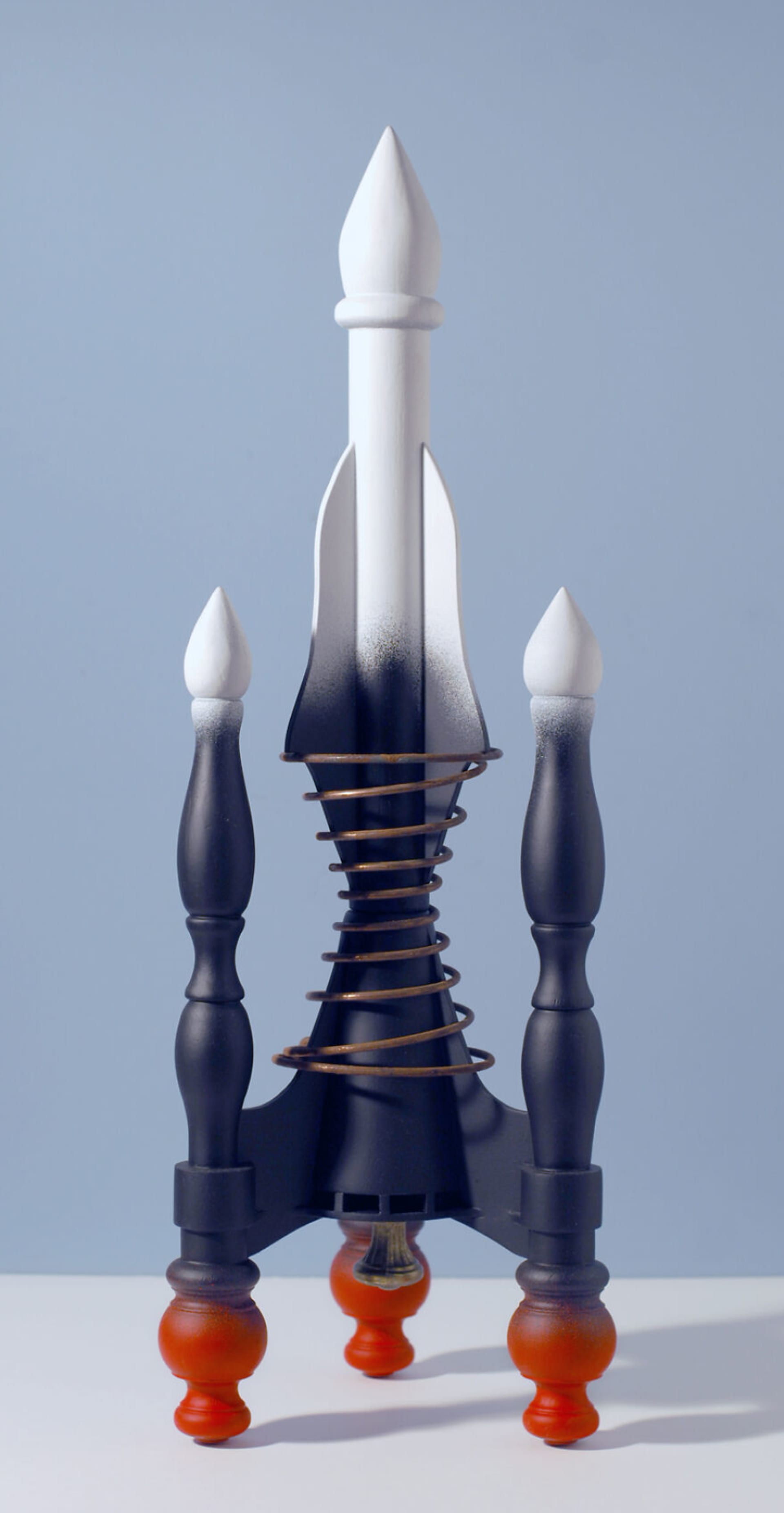 Designér používá k výrobě raket nechtěný nábytek