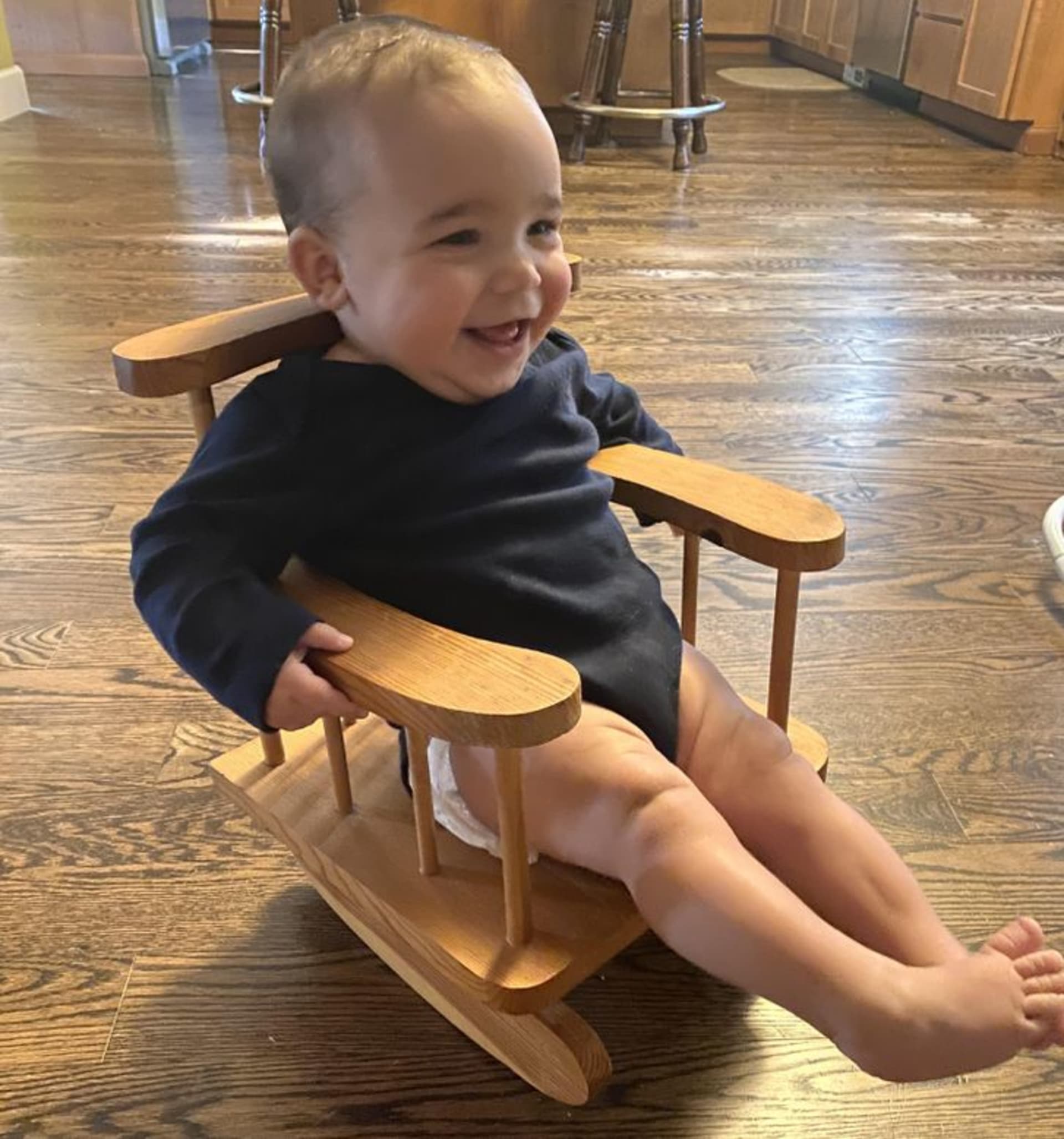 Tatínek pro něj vytvořil židli.