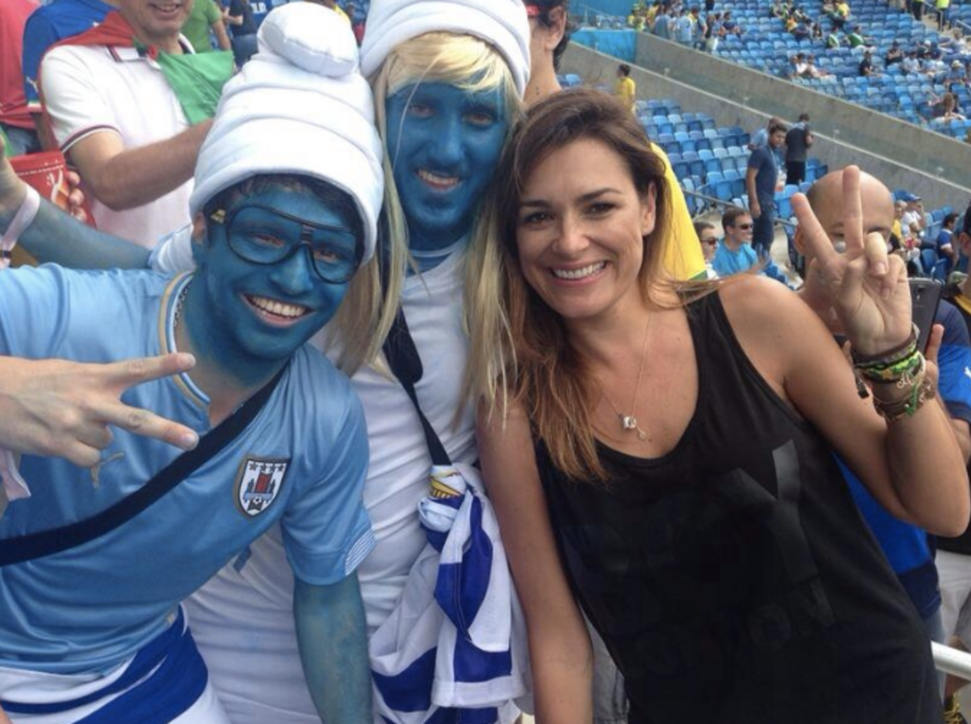 Alena Šeredová si v Brazílii užívala na stadionu se šmoulama