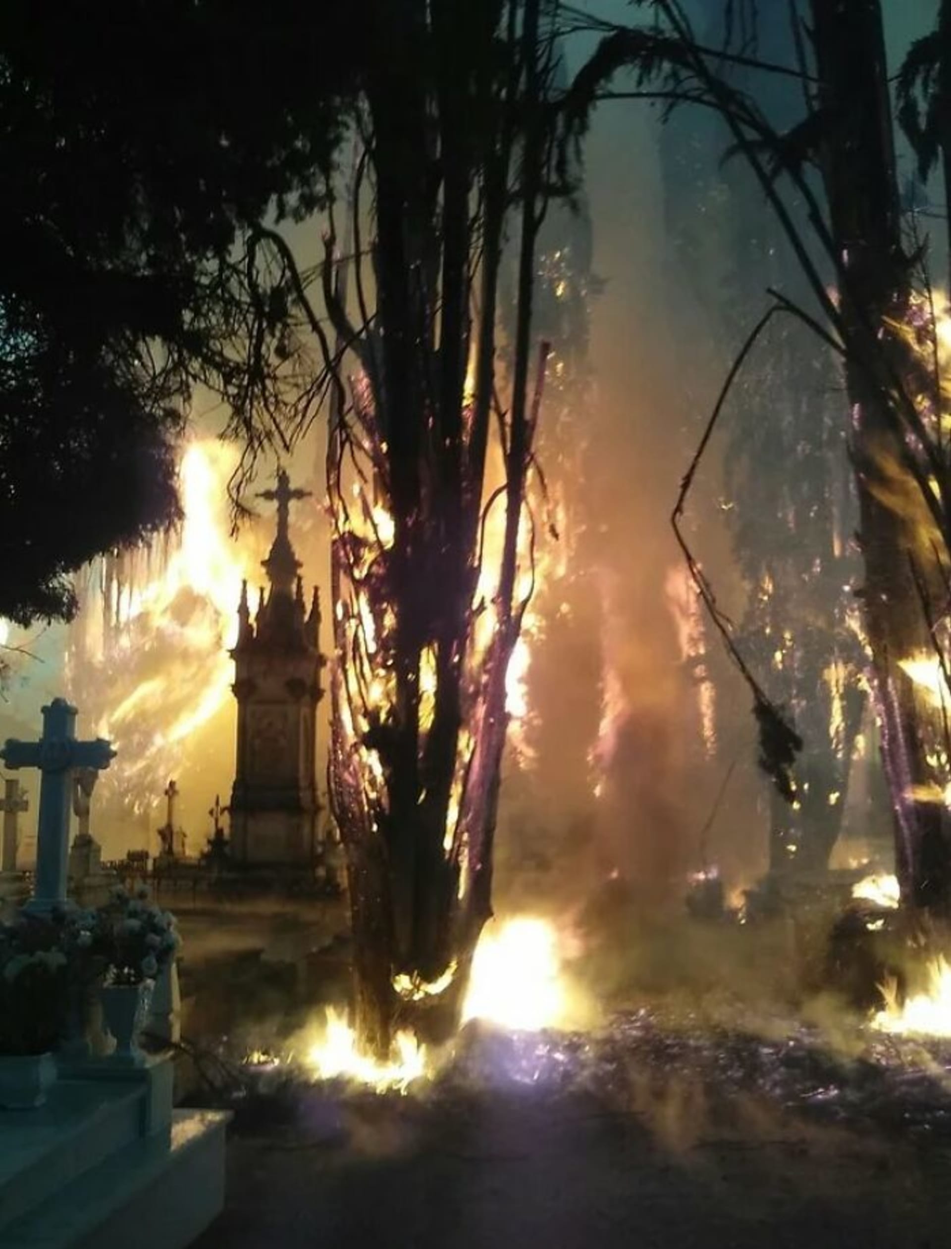 Hořící hřbitov vypadá jako finální scéna z hororu