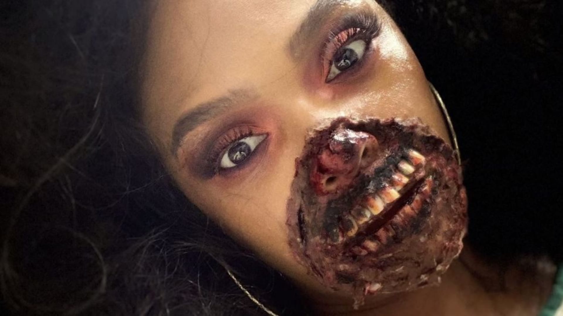Žena se zombie make-upem děsila lékaře v nemocnici 2