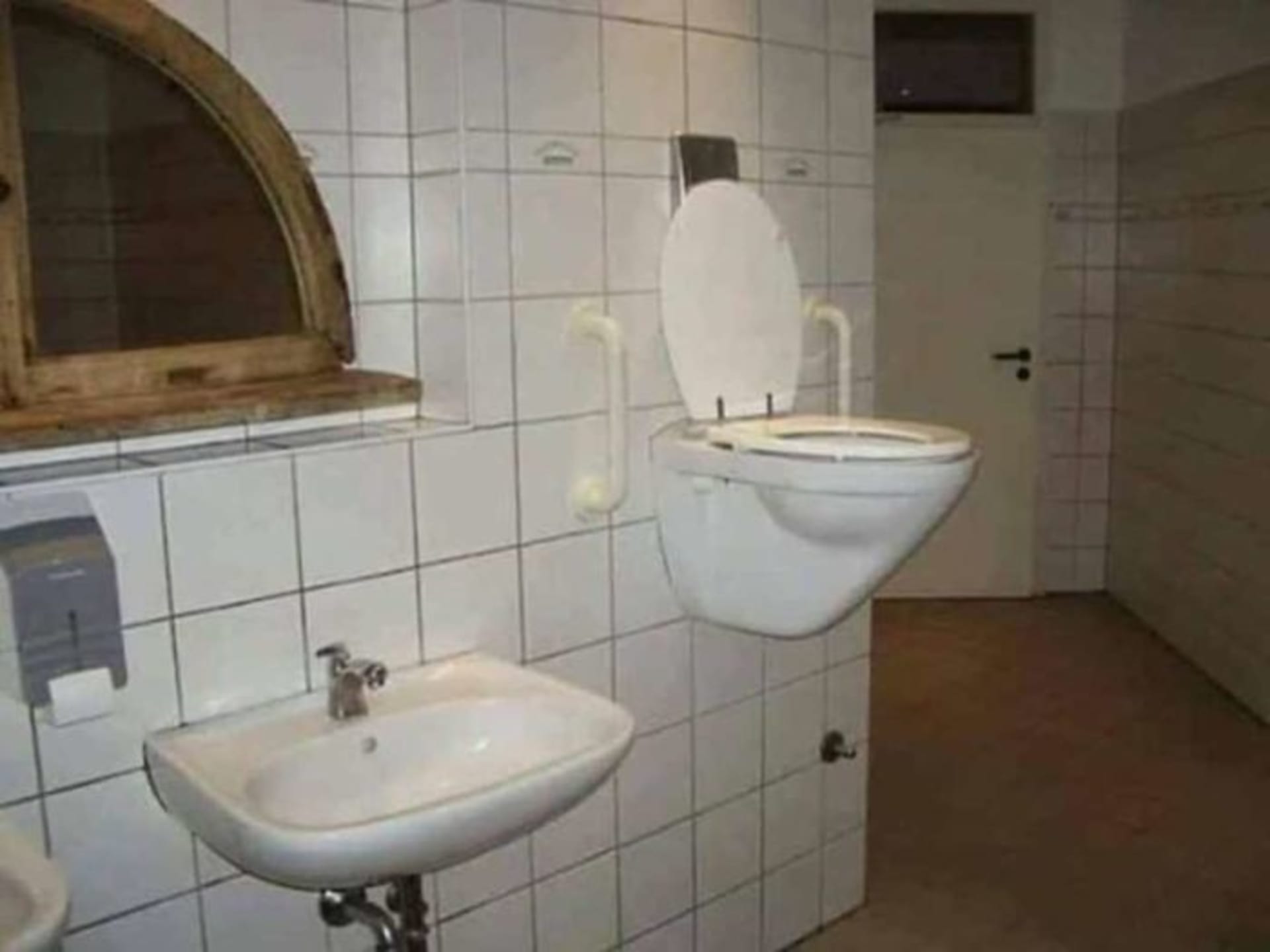 Šílené záchody, na kterých by se vyčůral jen málokdo 13