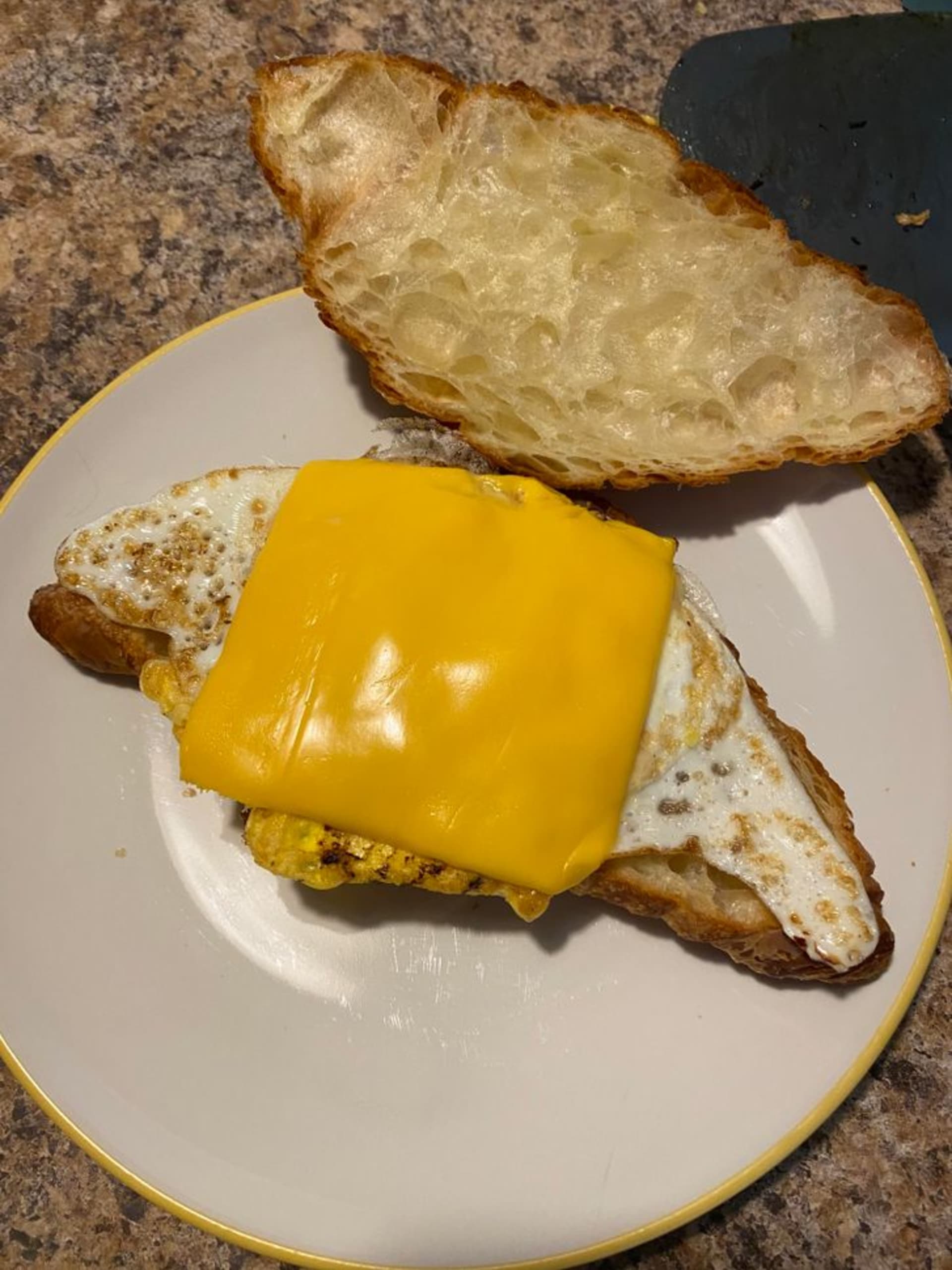 Sázené vejce dokonale obkresluje tvar croissantu