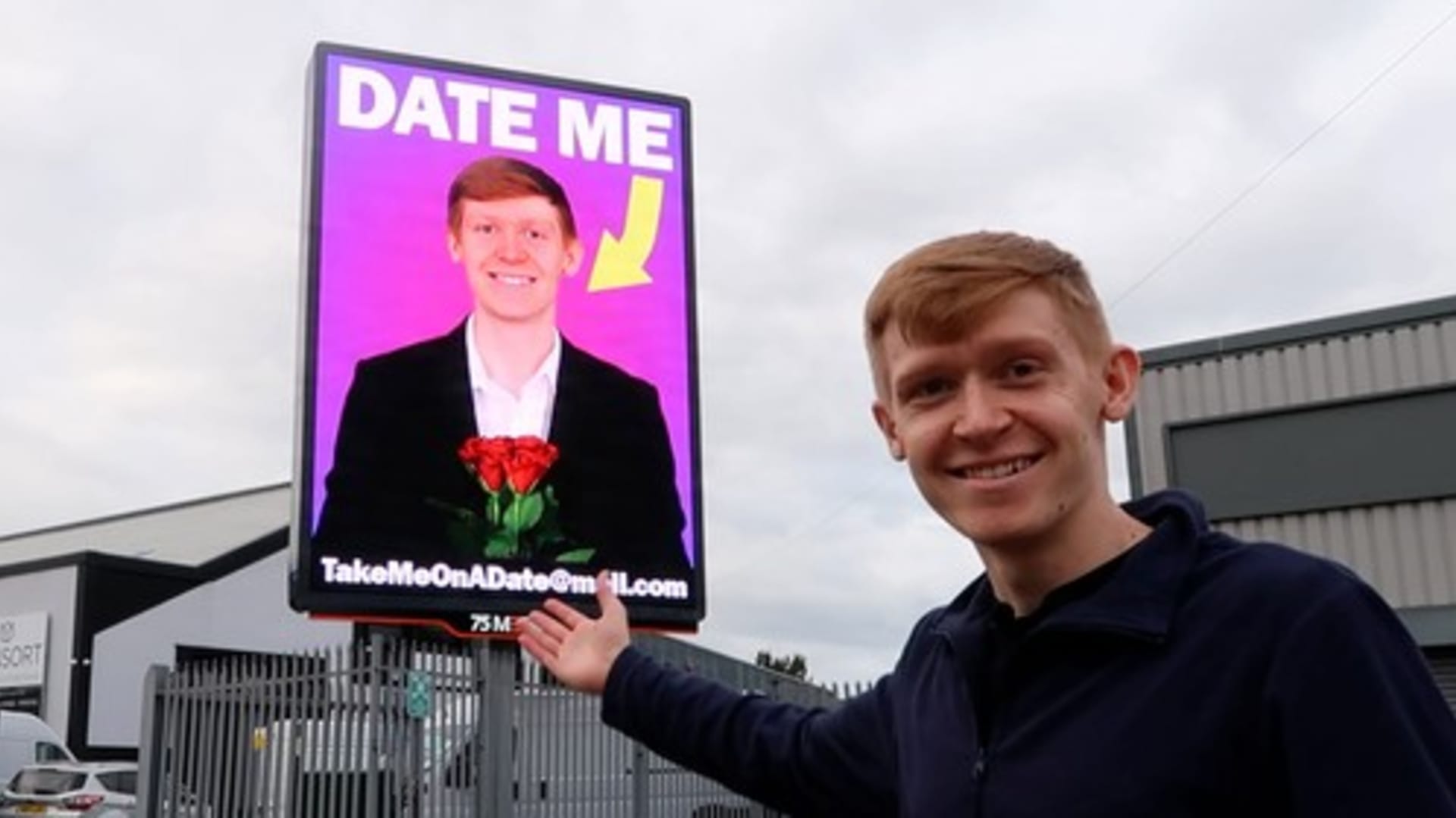 Mladý Brit si nechal udělal billboard