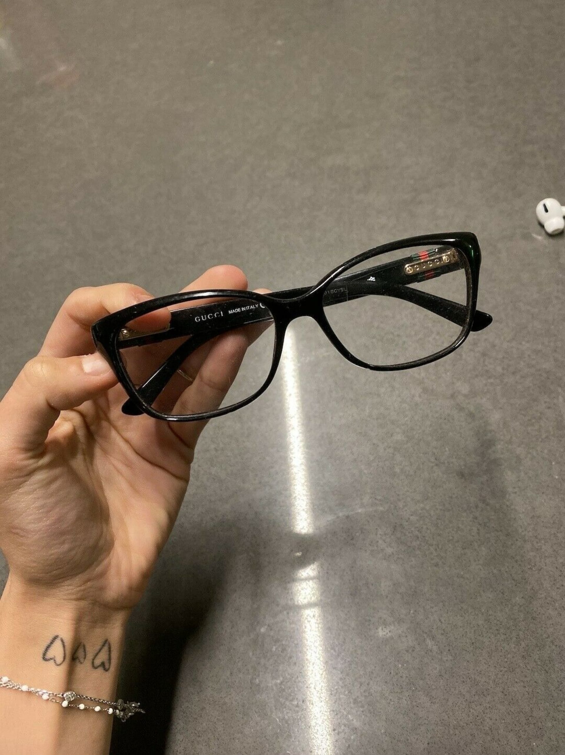 Mia Khalifa prodává své brýle 2