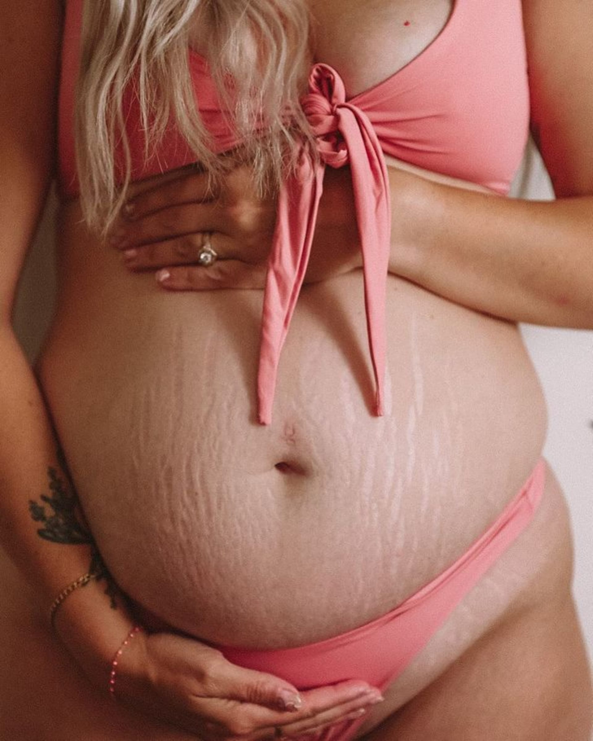 Žena hrdě ukazuje své tělo po porodu 3