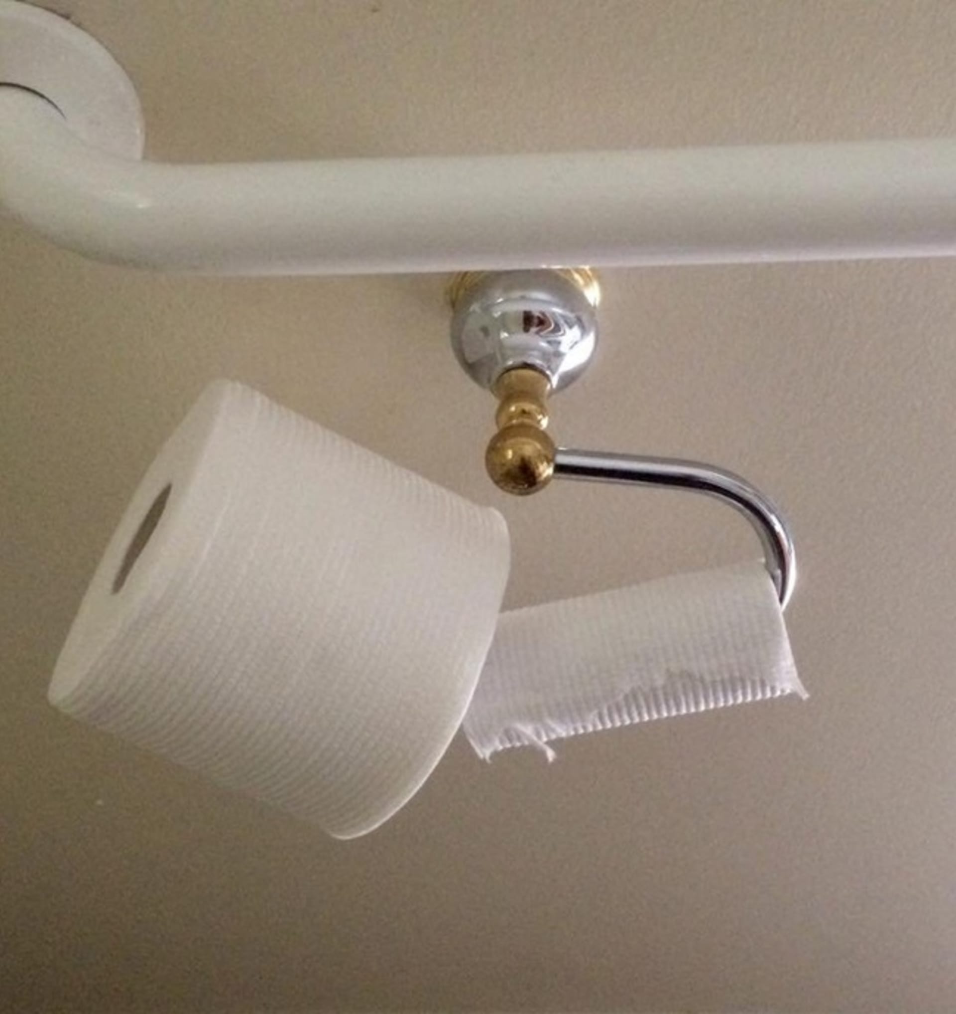 Způsob, jakým moje žena mění toaletní papír.