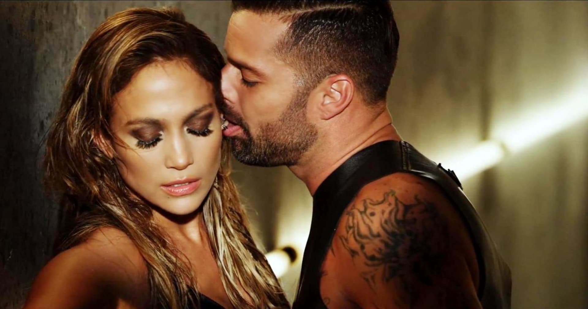 Ricky Martin a Jennifer Lopez... vášnivé olizování ouška a sexy doteky...