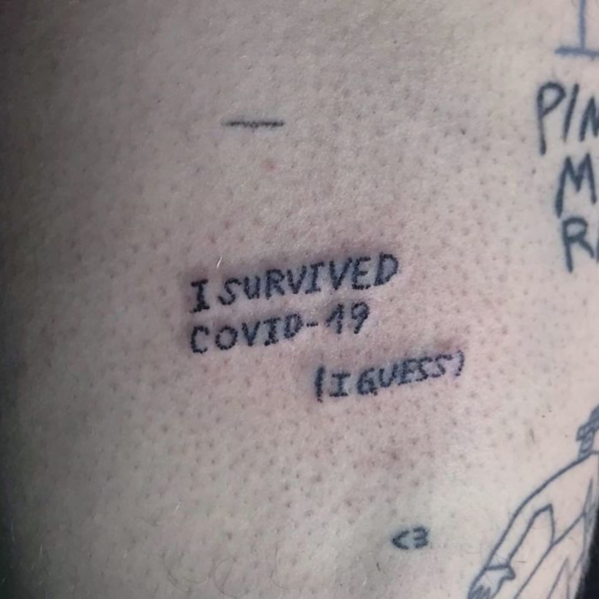 Tetování s tématikou koronaviru.