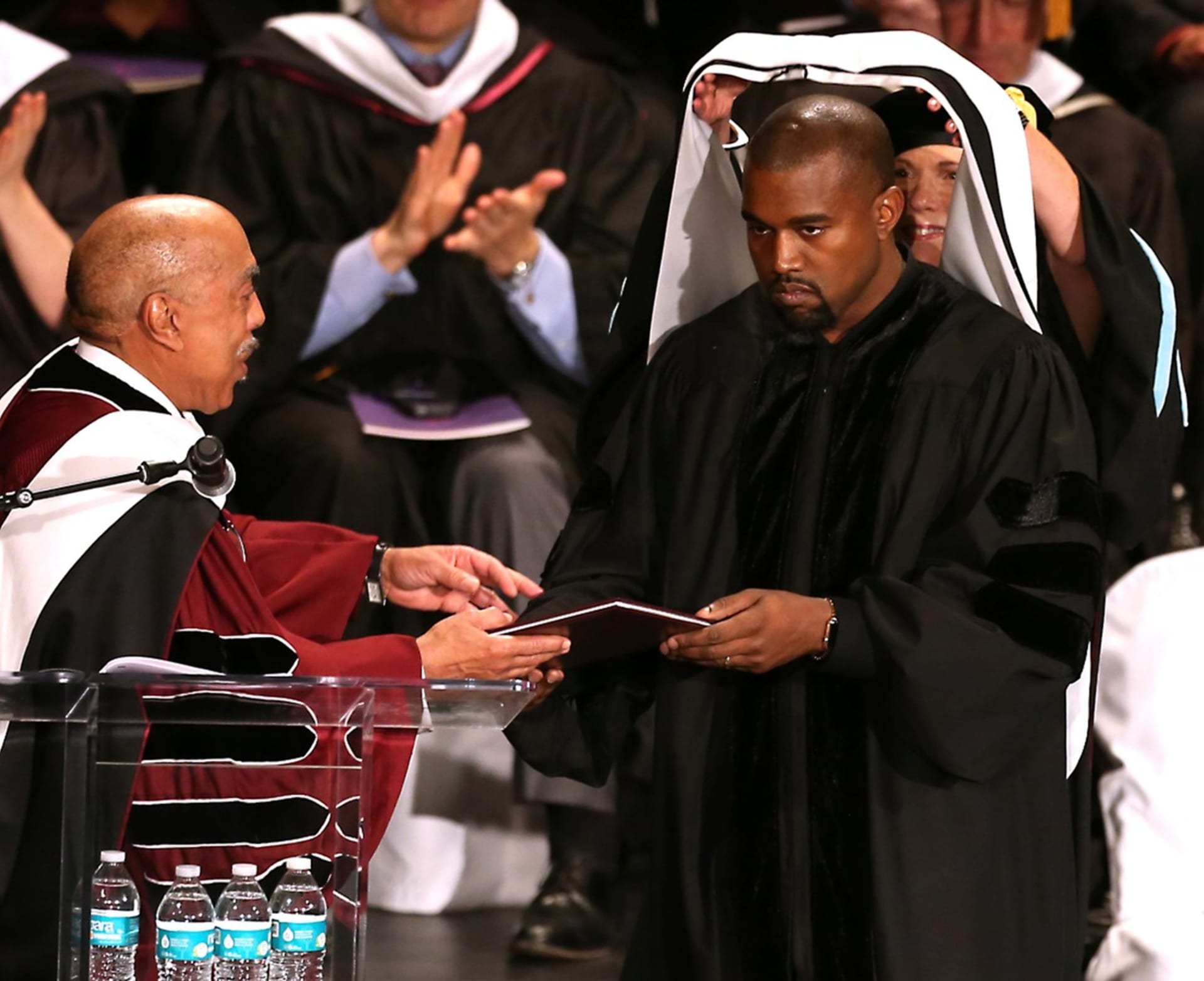 Kanye West přebírá čestný doktorát, LOL!