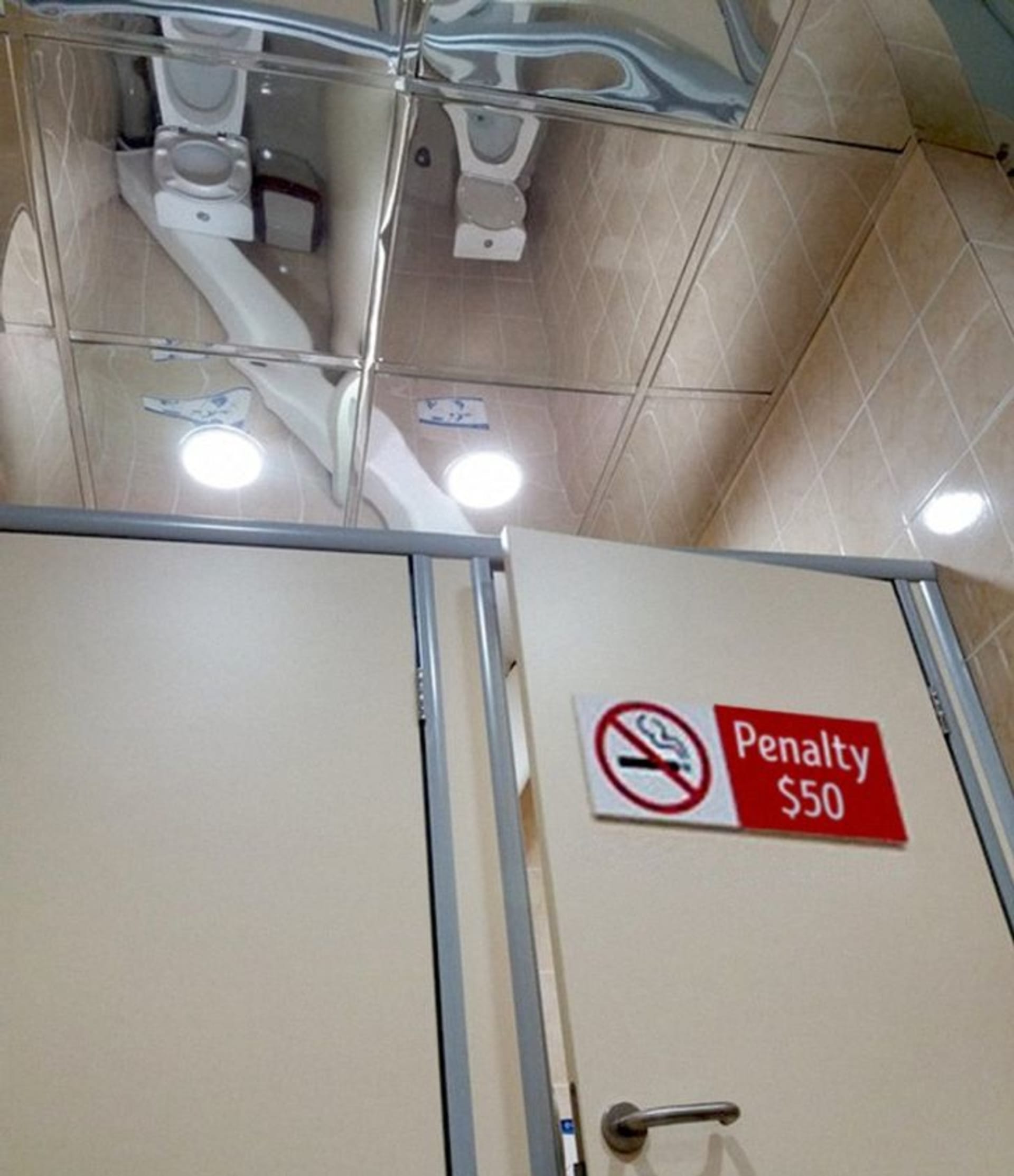 Zrcadlové stropy na záchodě nejsou zrovna praktické