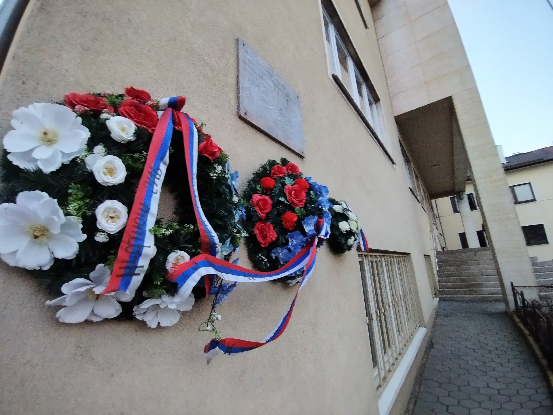 Květiny obětem Slovenského národního povstání z roku 1944. Za rohem lze najít pamětní desku Jozefu Tisovi, který povstání nechal krvavě potlačit.