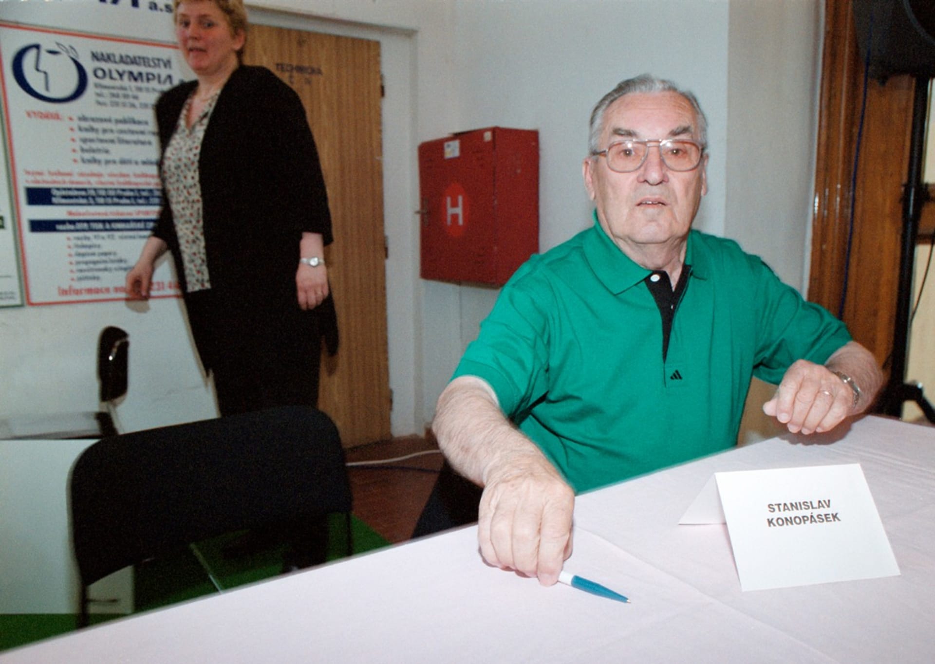 Stanislav Konopásek při autogramiádě v roce 2001