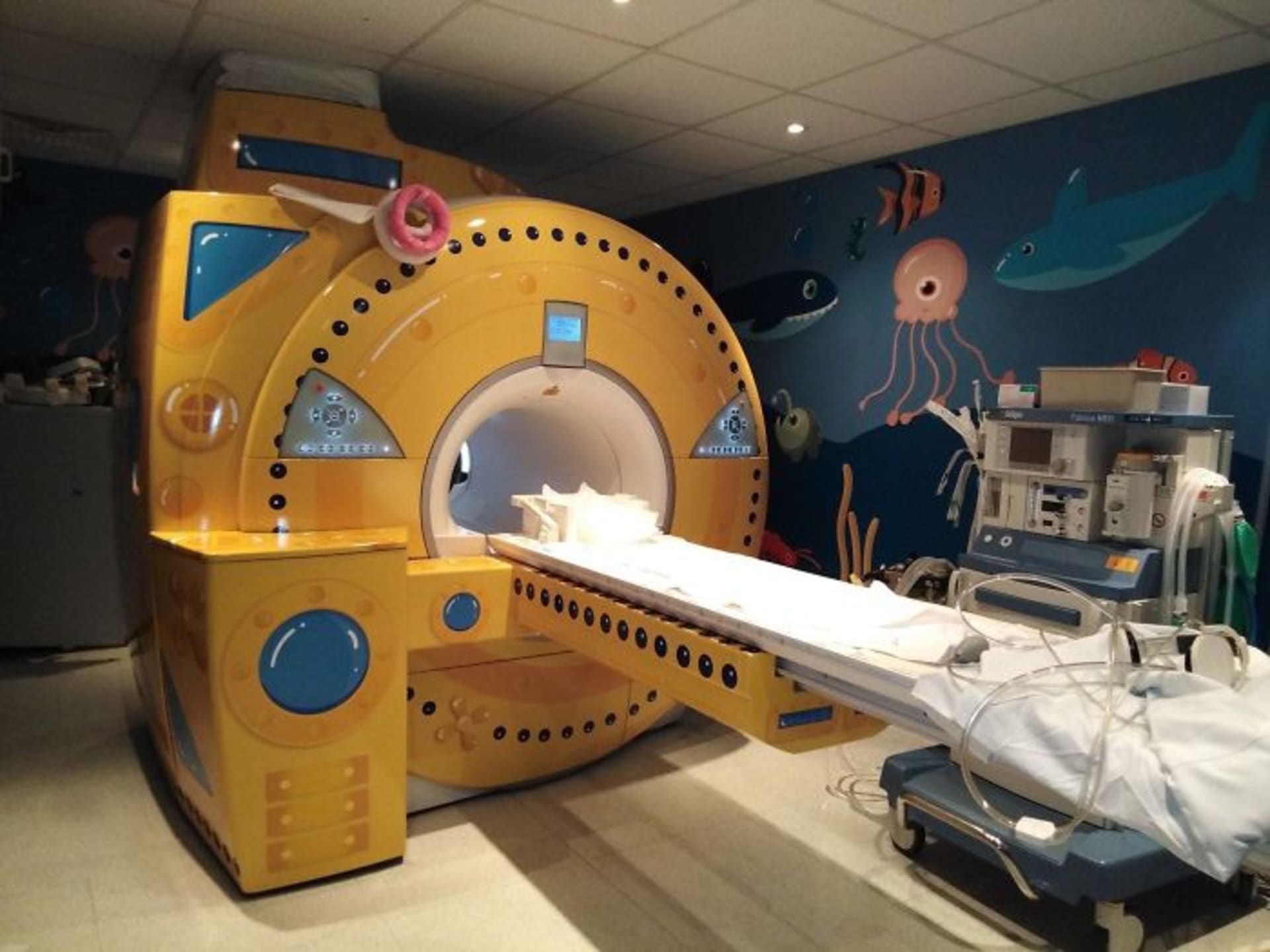 Přístroj na magnetickou rezonanci natřeli na dětském oddělení jako ponorku
