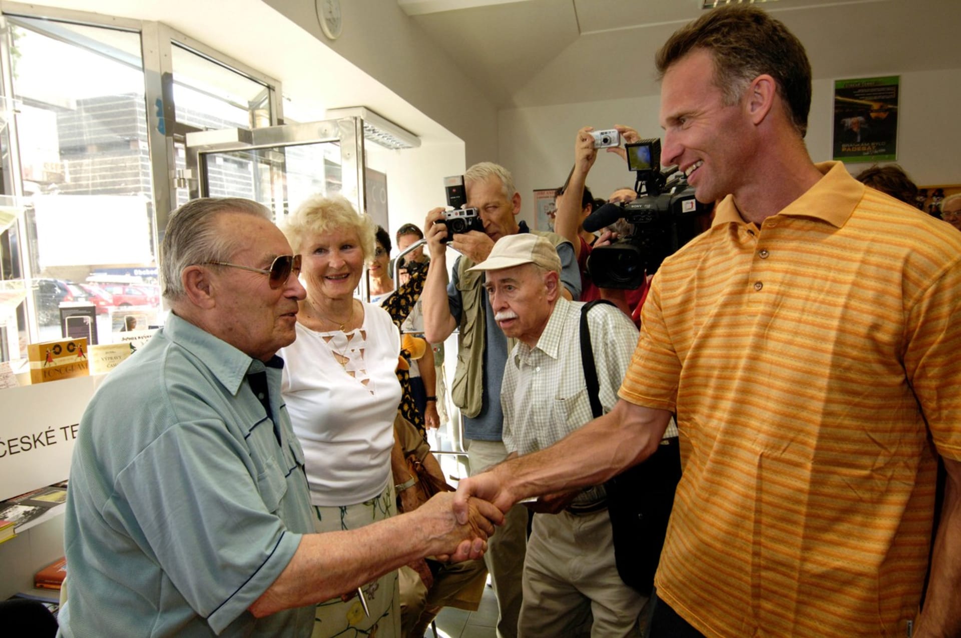 Setkání generací. Stanislav Konopásek si třese rukou s Dominikem Haškem.