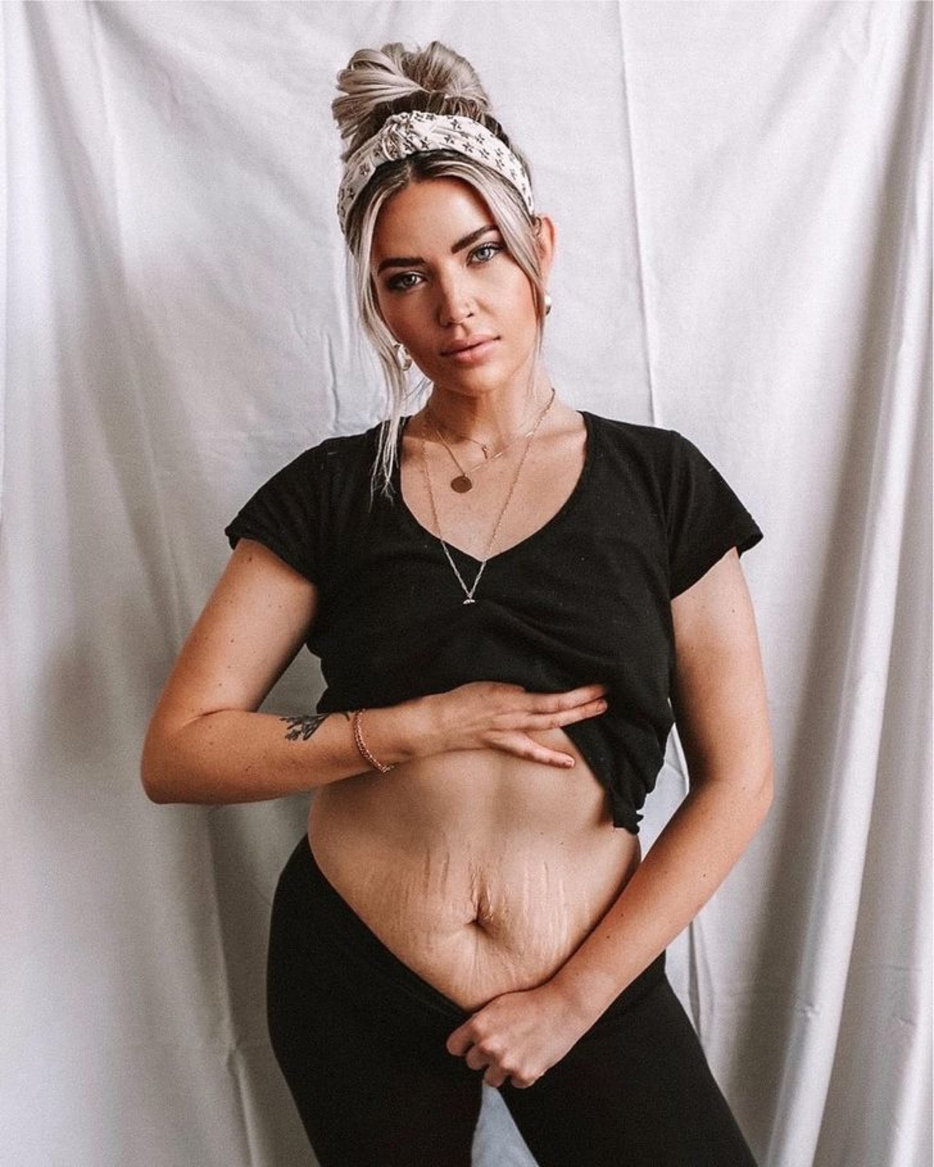 Žena hrdě ukazuje své tělo po porodu 4