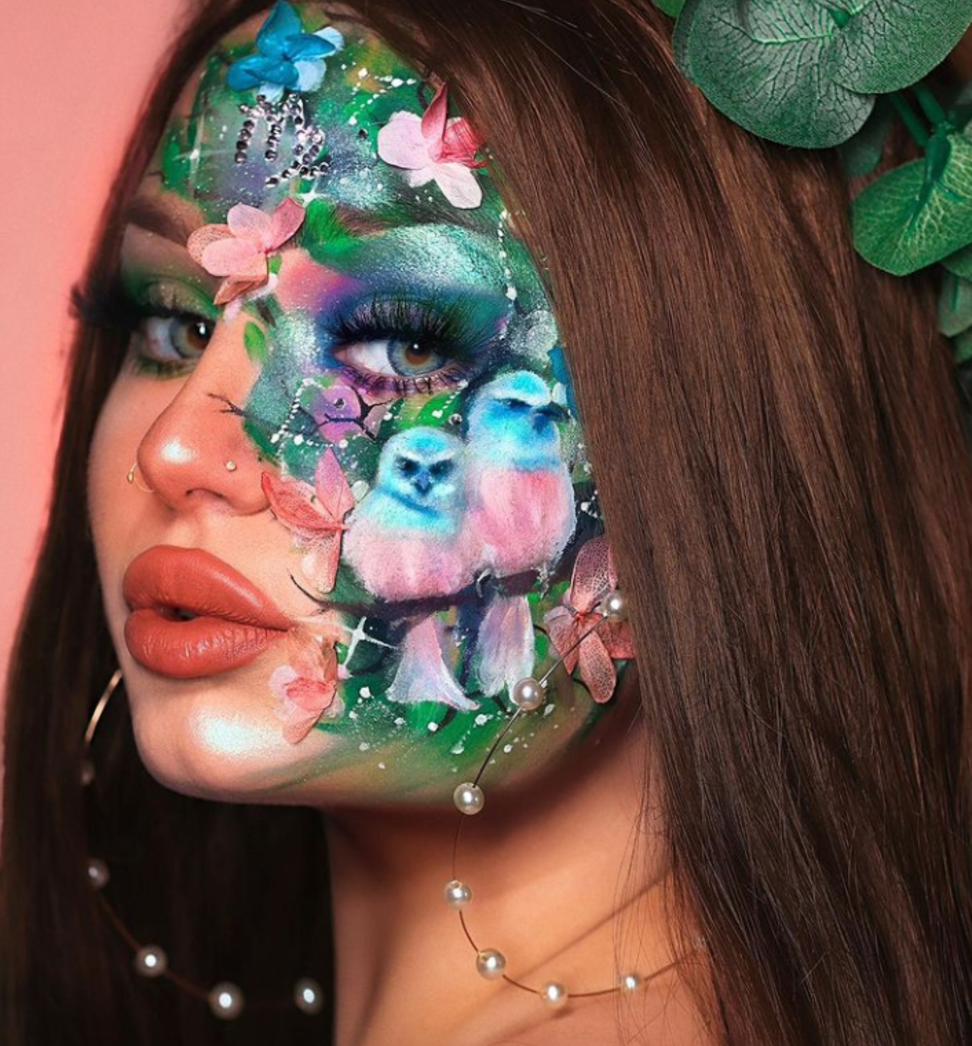 Umělkyně maluje bombastické obrazy na svůj obličej 9