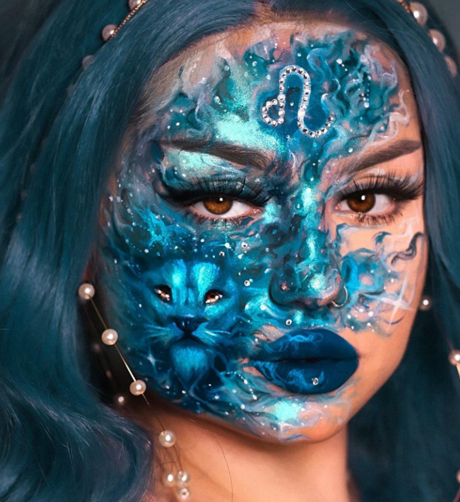 Umělkyně maluje bombastické obrazy na svůj obličej 8