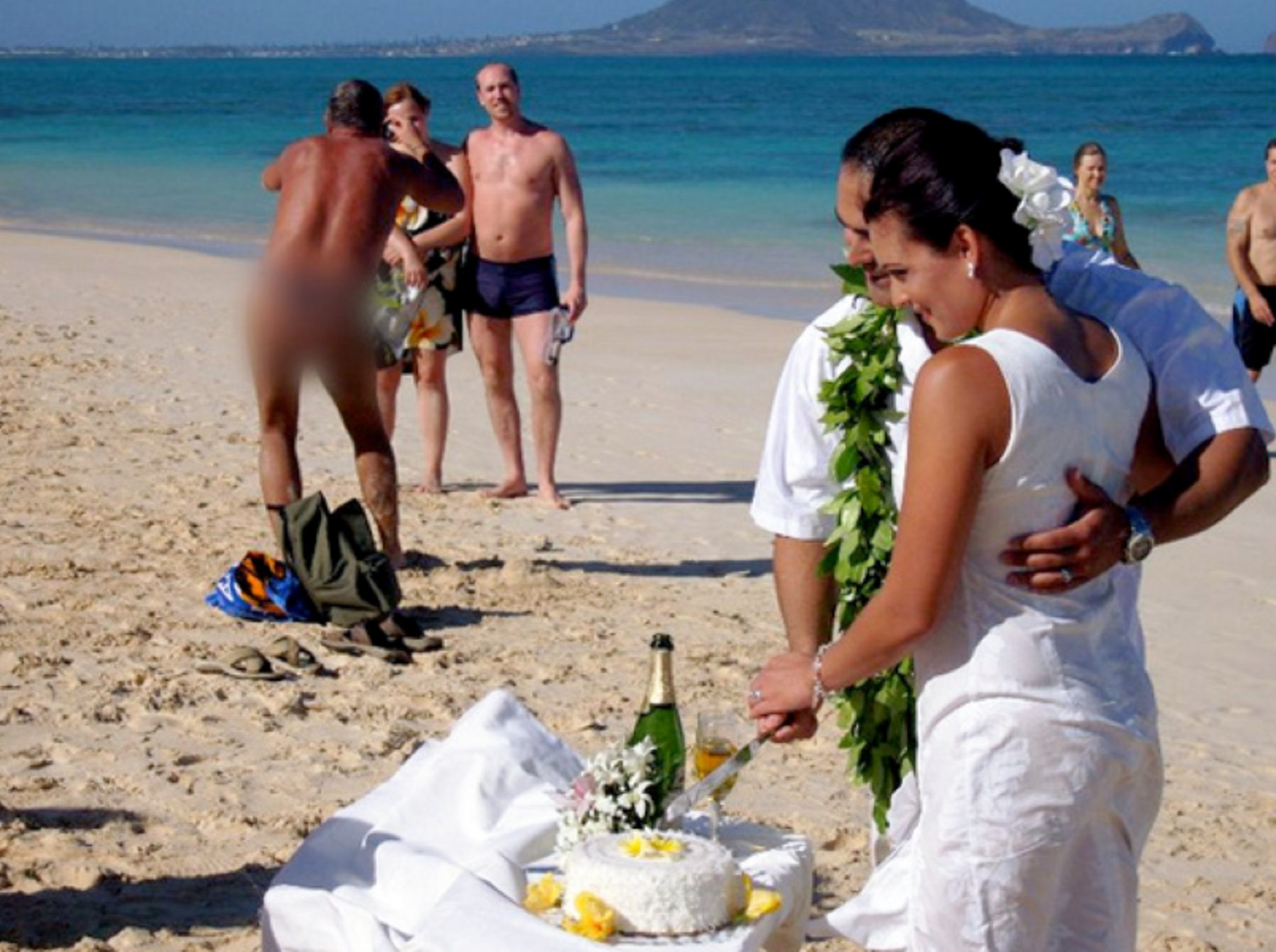 Svatba na pláži asi nebyl úplně nejlepší nápad.