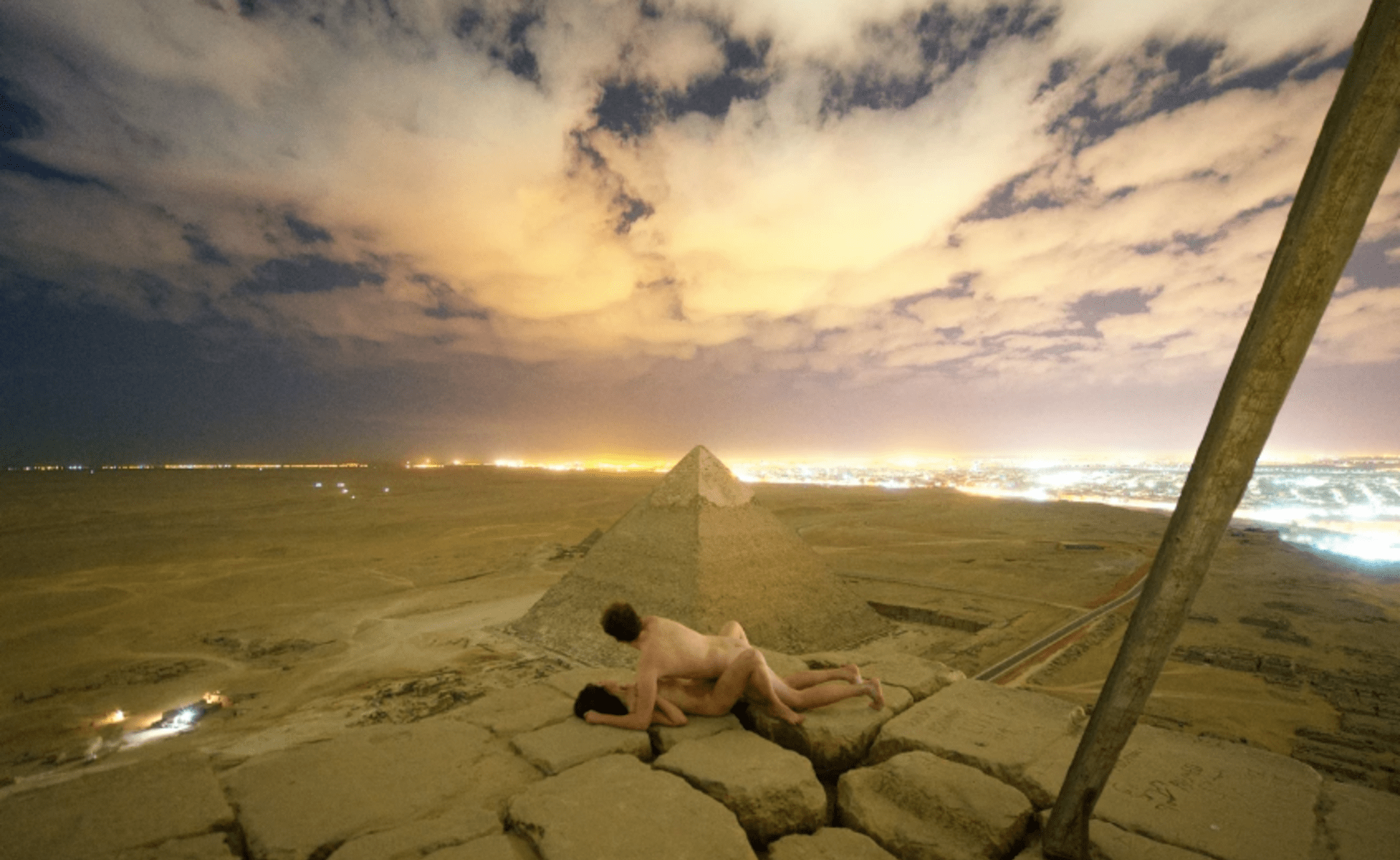 Pár souložil na pyramidě v Gíze. 2