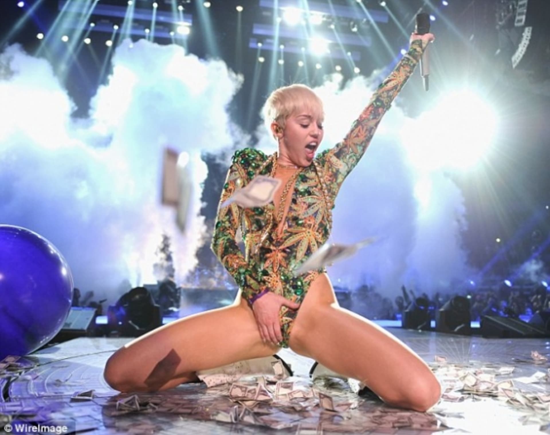 Turné Miley Cyrus: Marihuana, sexy pohyby a samozřejmě svůdné olizování...