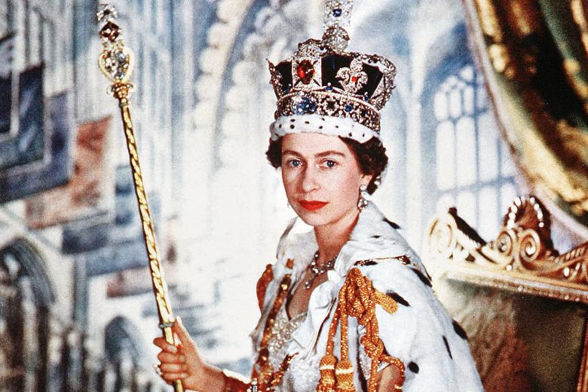 Alžběta II. ze své korunovace odcházela s Korunou britského impéria a Panovnickým žezlem s křížem. Karel III. obdrží stejné korunovační klenoty.