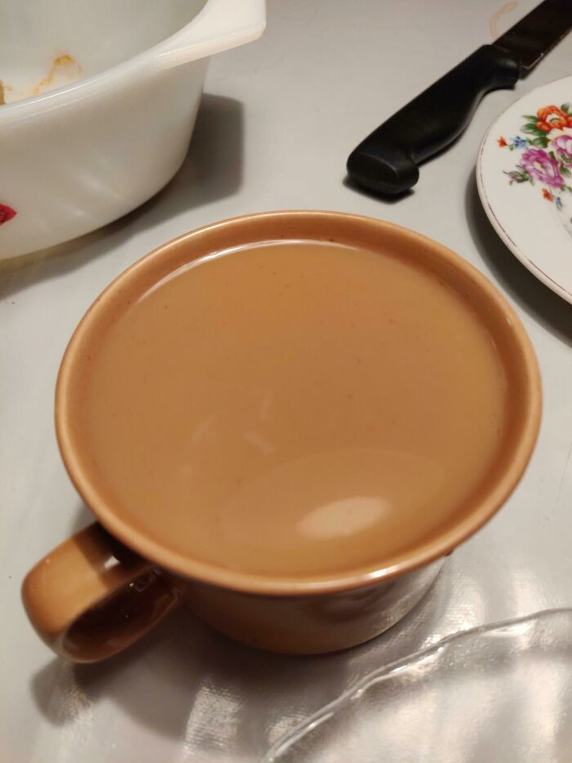 Káva s mlékem má stejnou barvu jako hrnek