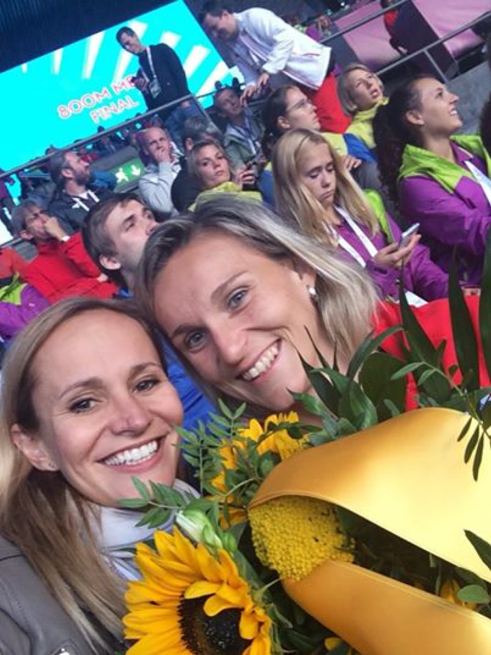 Monika Absolonová s Bárou Špotákovou si cvakly selfie. Monika chytila kytici, kterou Bára házela do diváků.