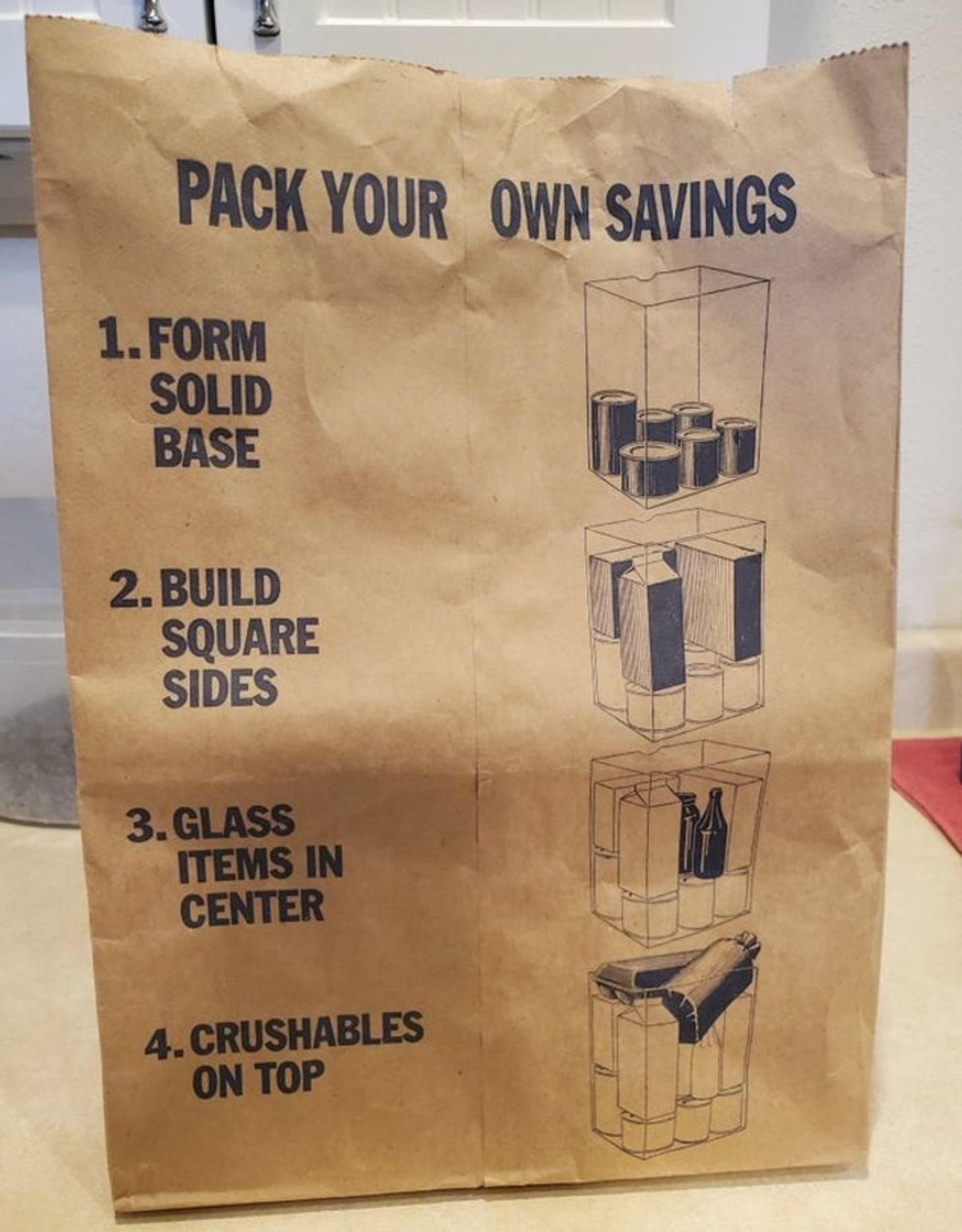 Papírová taška vám poradí, jak do ní nejefektivněji zabalit nákup