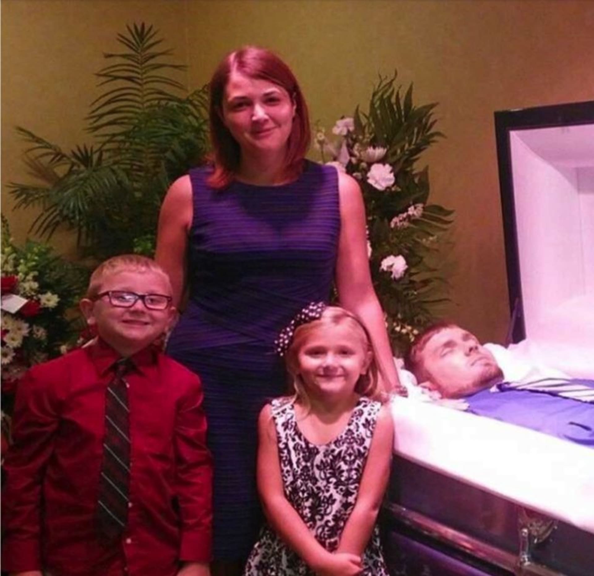 Fotka rodiny na pohřbu. 2