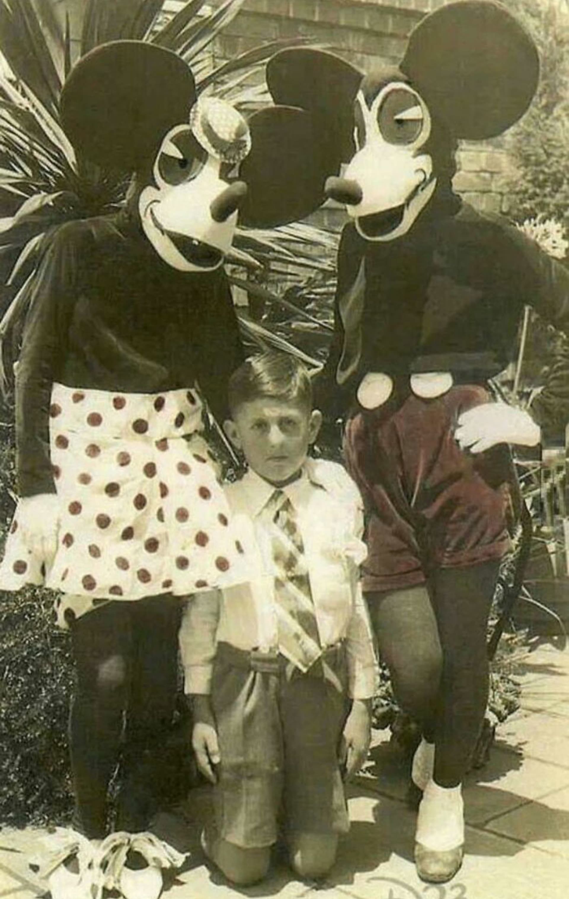 Děsivá fotka Mickey Mouse a Minnie z 30. let.