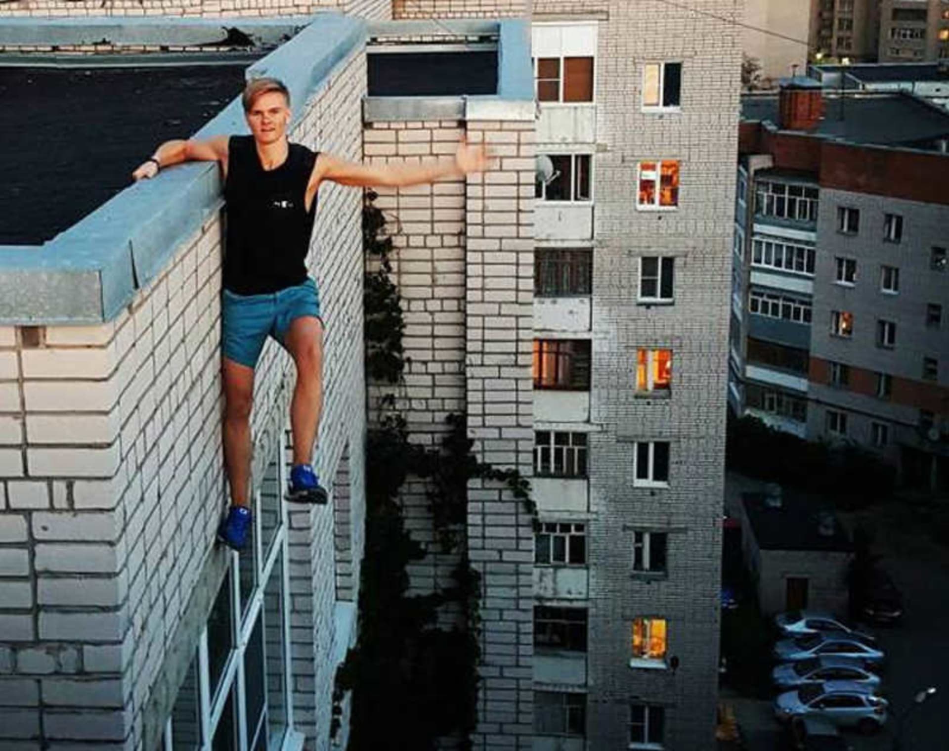 Ruský teenager se chtěl pochlubit svým kaskadérským kouskem na střeše. Krutě na to doplatil.