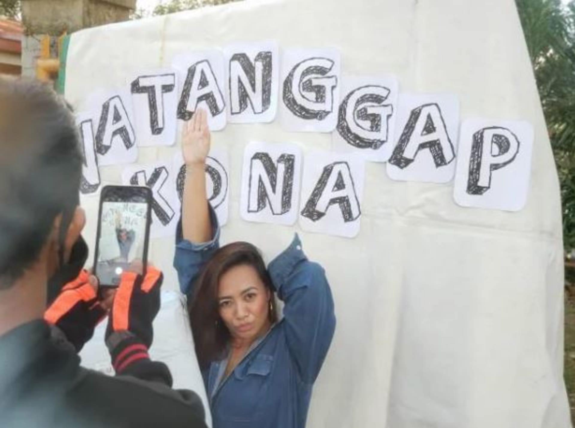 Lidé ve Filipínách pózují na důkaz obdržení zásilky
