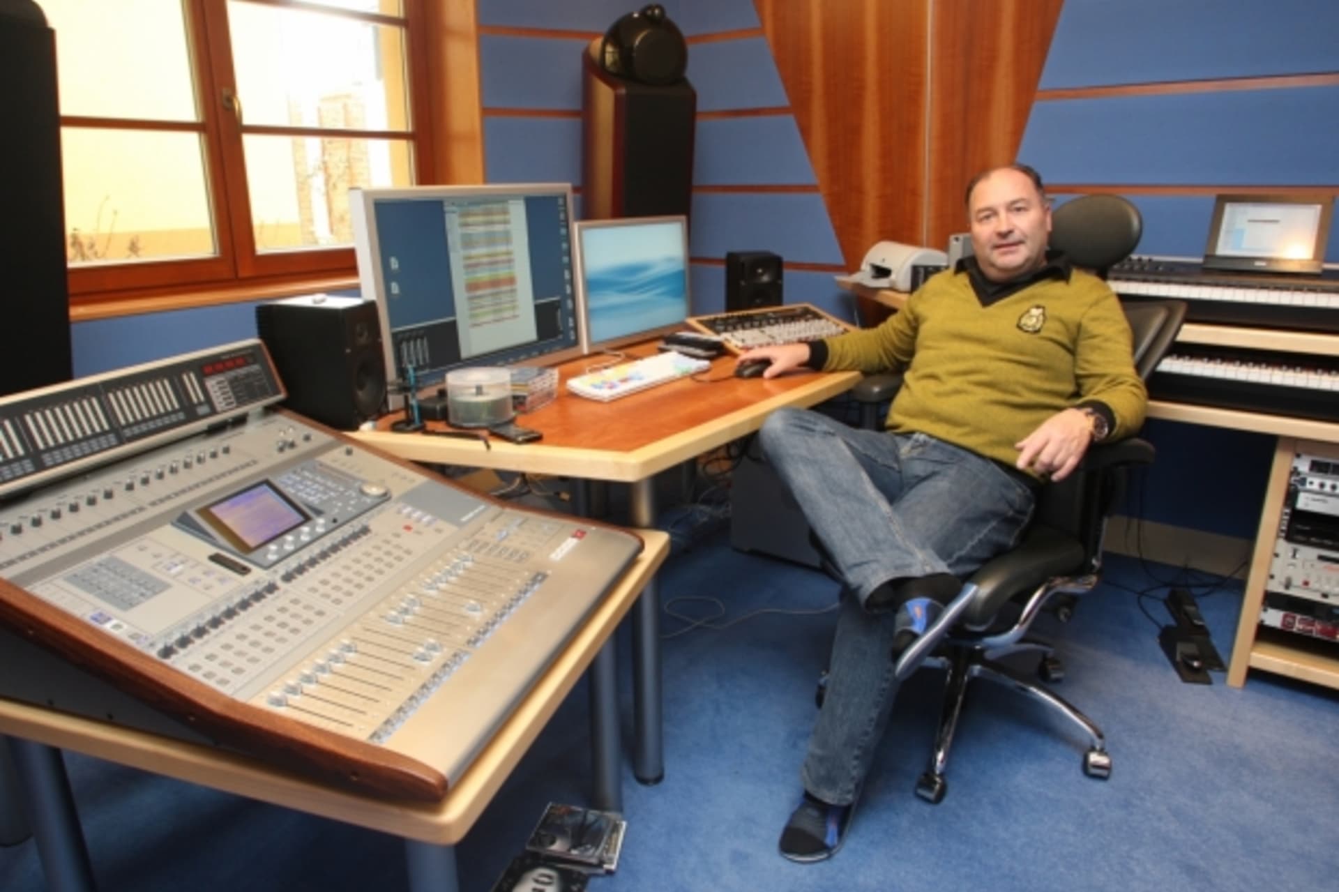 Michal David ve svém nahrávacím studiu.